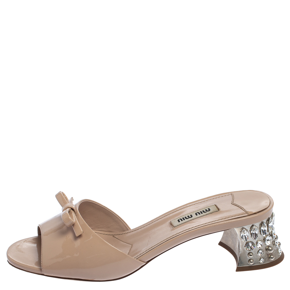 

Miu Miu Beige Patent Leather Bow Embellished Mules Sandals Size