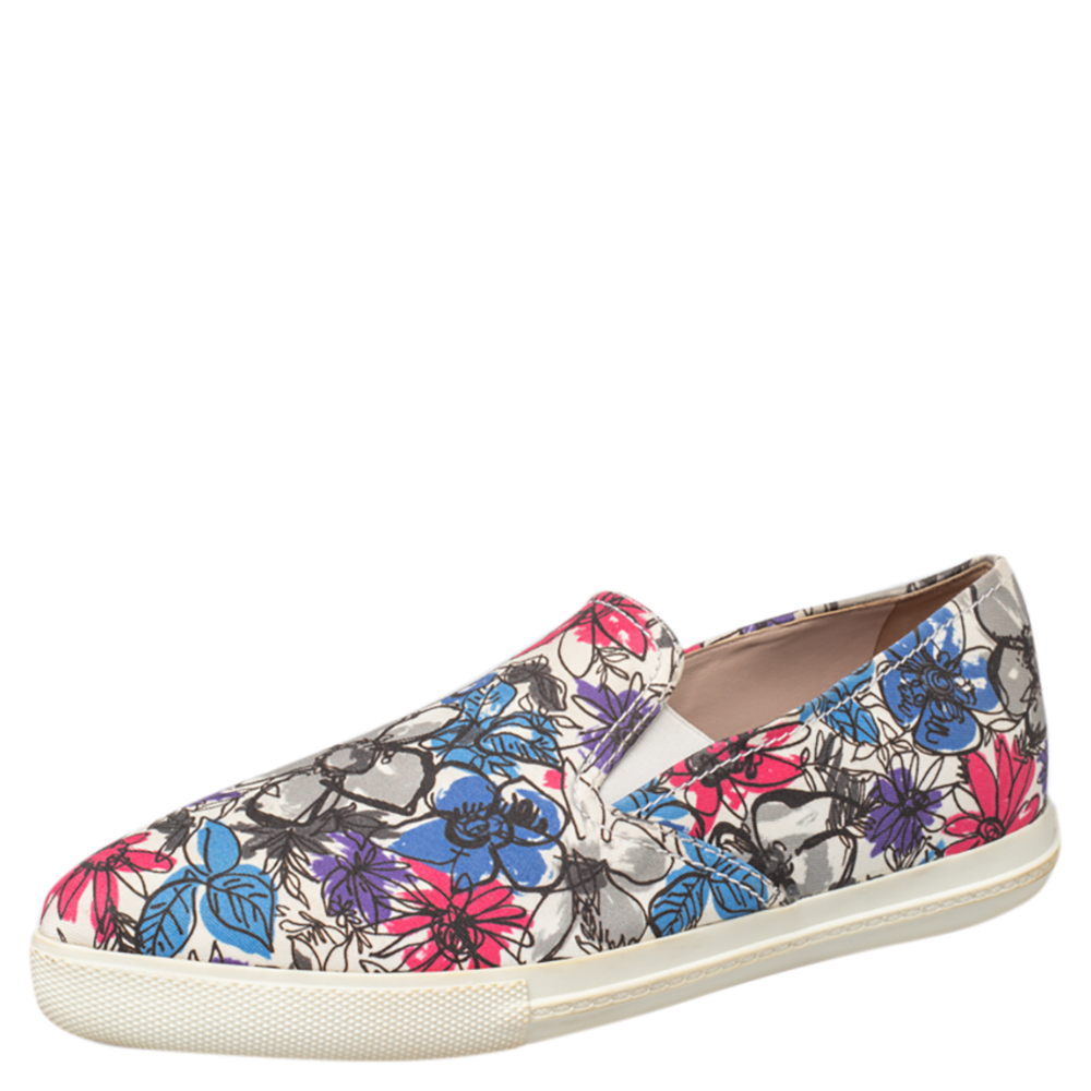 These stunning Miu Miu sneakers are a great way to start the weekend with. The slip on style pair comes with a stylish printed canvas body and comfortable rubber sole. The round toe style can work with all your off duty looks.