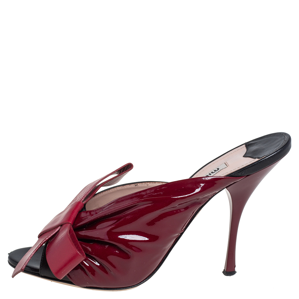 

Miu Miu Burgundy/Black Patent And Leather Bow Slide Sandals Size