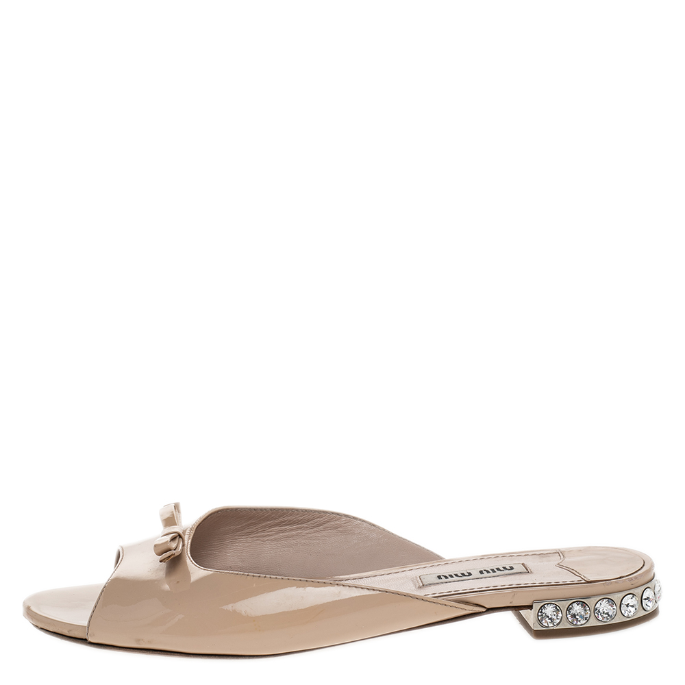 

Miu Miu Beige Patent Leather Bow Crystal Embellished Flat Slides Size