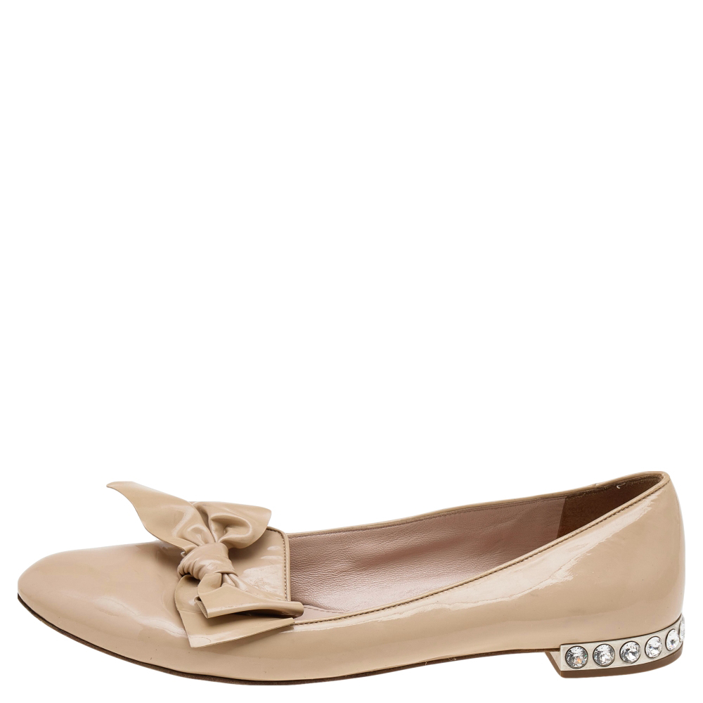 

Miu Miu Beige Patent Leather Crystal Embellished Bow Smoking Slippers Size