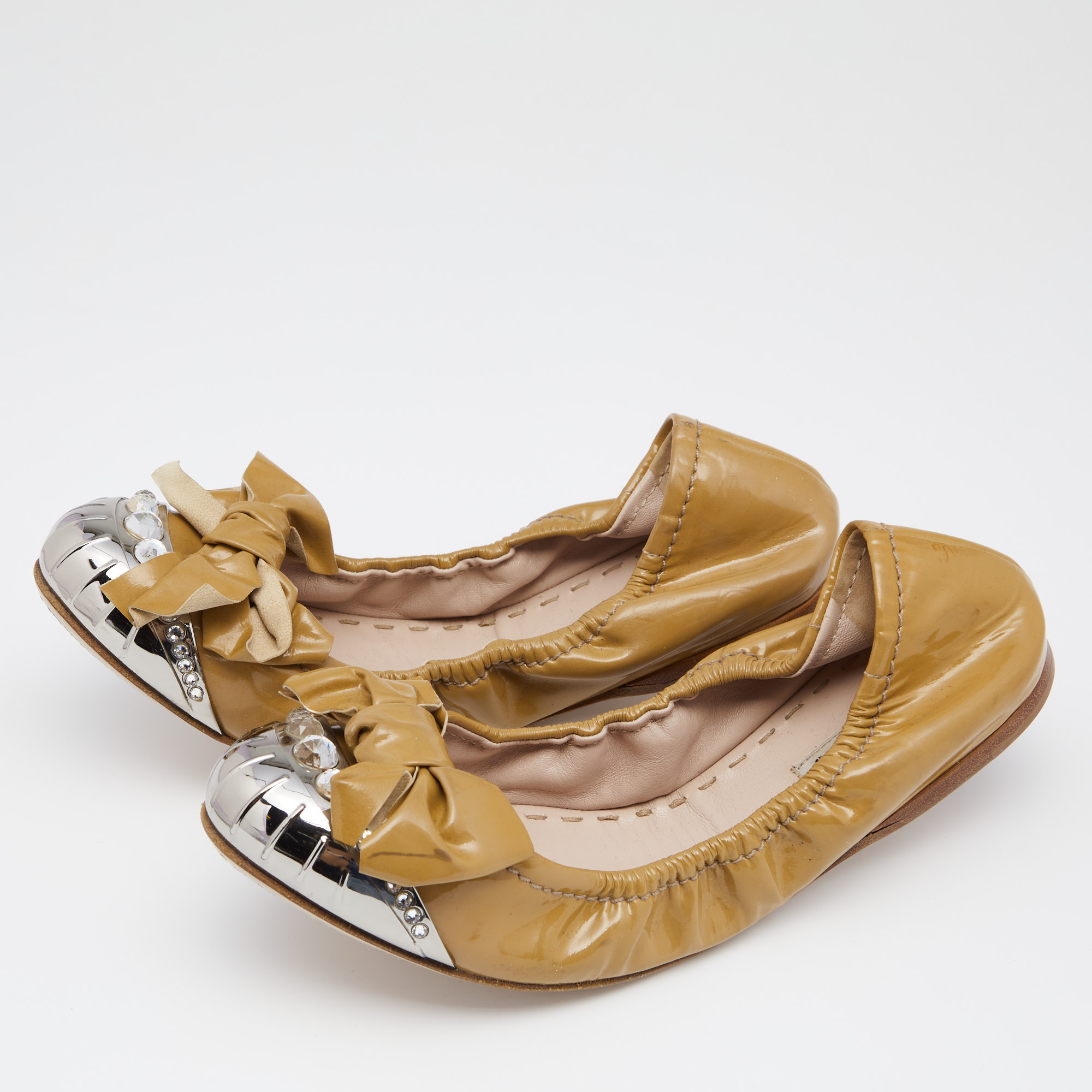 

Miu Miu Beige Patent Leather Crystal Bow Embellished Cap Toe Ballet Flats Size