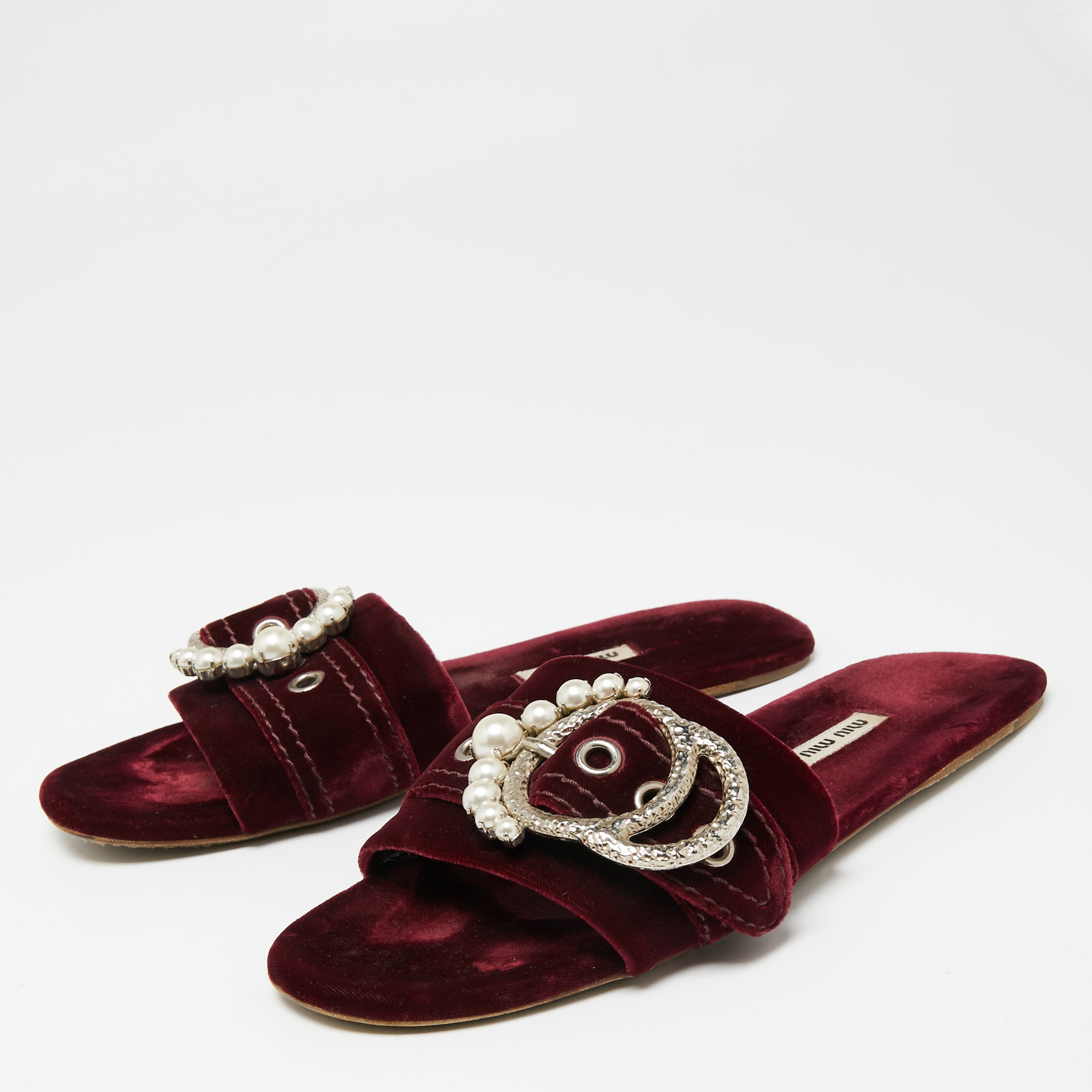 

Miu Miu Burgundy Velvet Faux Pearl Embellished Buckle Flat Slides Size