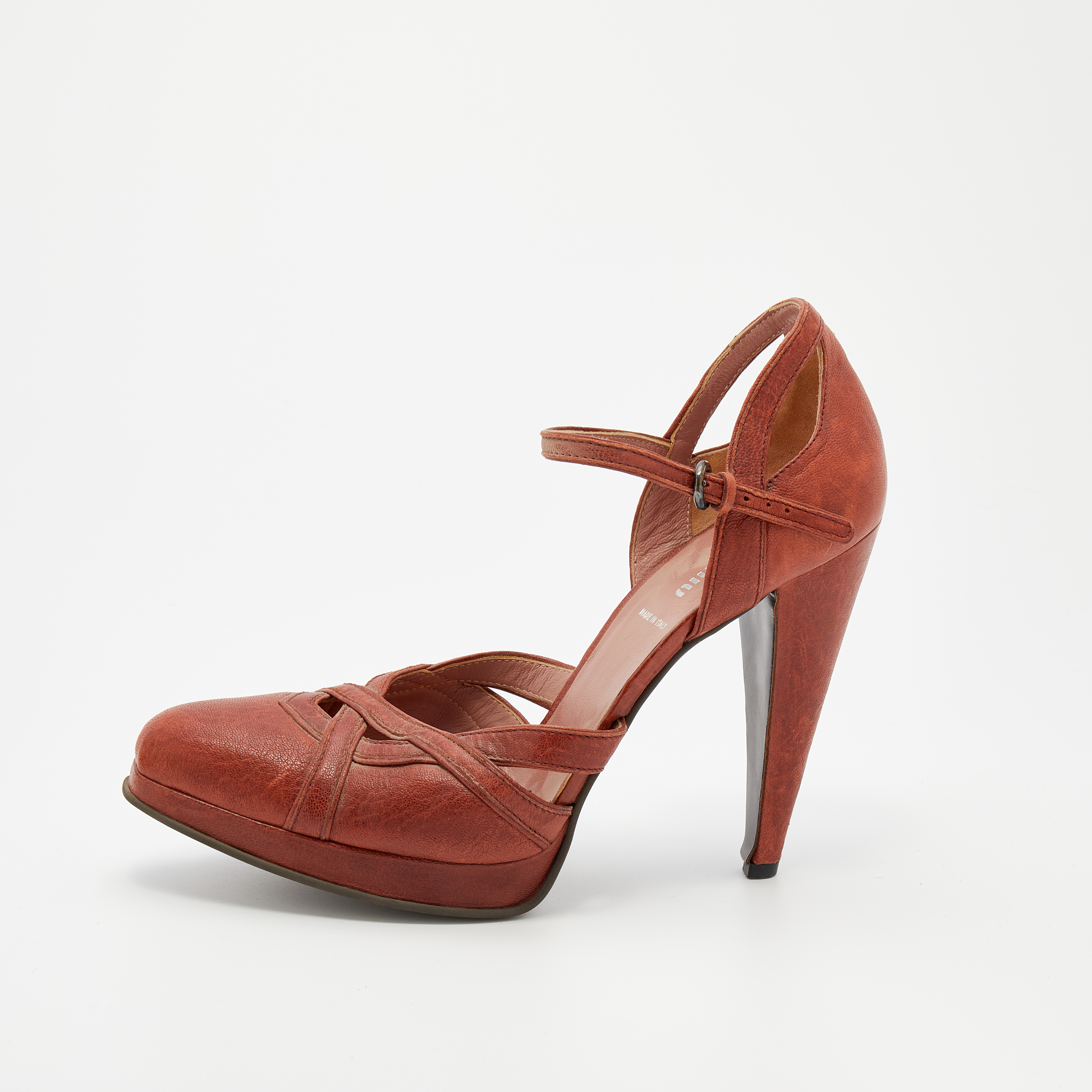 These statement platform sandals are by Miu Miu. Crafted skillfully into a modern look they are made from burnt orange hued leather in an elegant design. The sandals are complete with closed toes buckle ankle fastenings and 12.5 cm high heels. Theyll truly make for a great buy