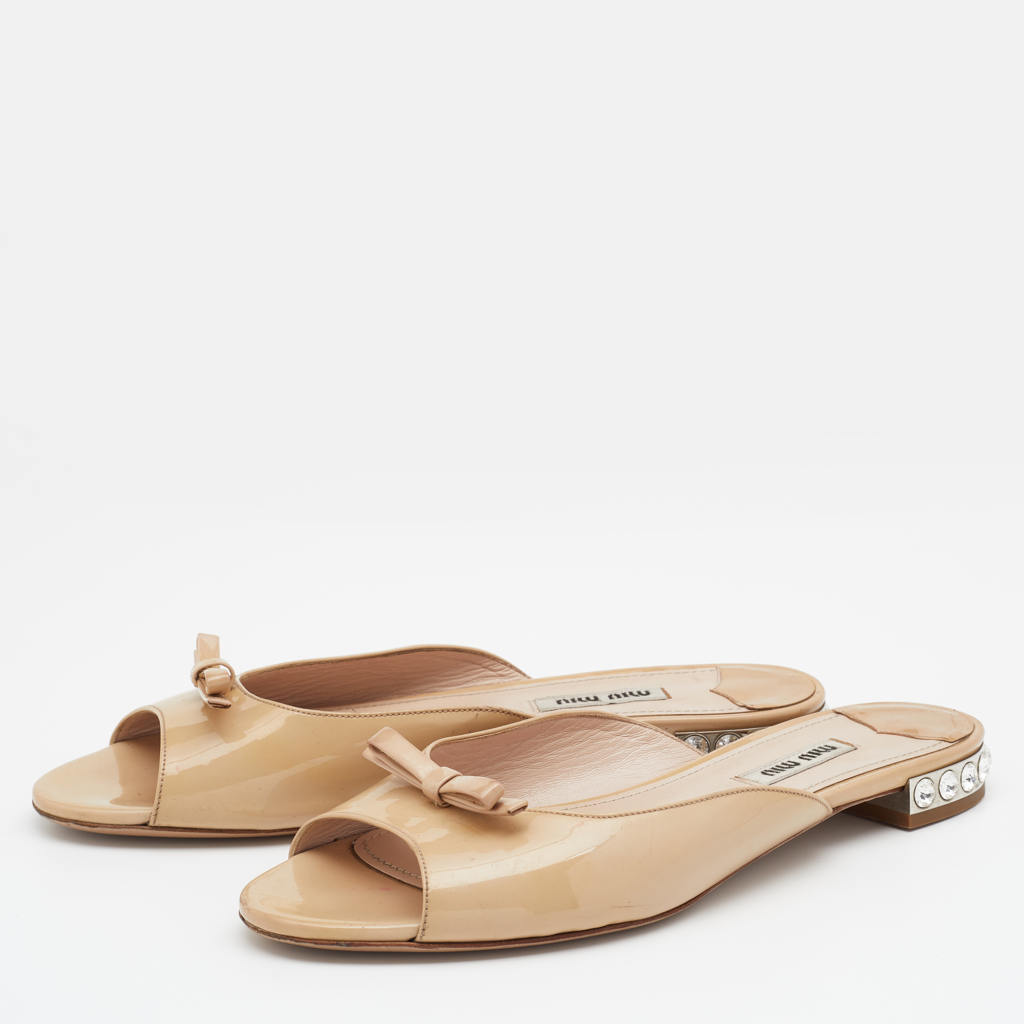

Miu Miu Beige Patent Leather Bow Crystal Embellished Flat Slide Sandals Size
