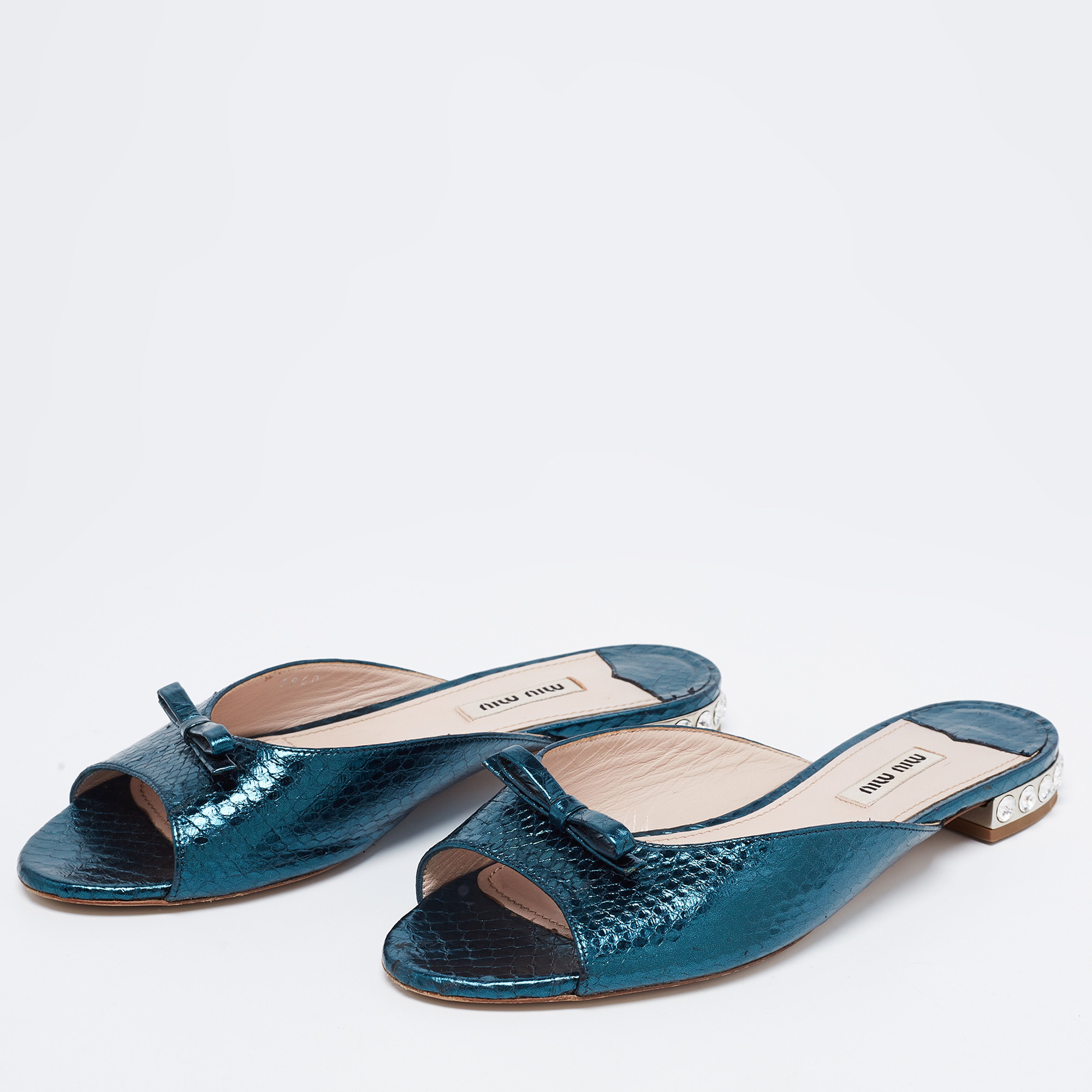 

Miu Miu Metallic Teal Snakeskin Embossed Leather Bow Detail Crystal Heel Flat Slide Sandals Size, Blue