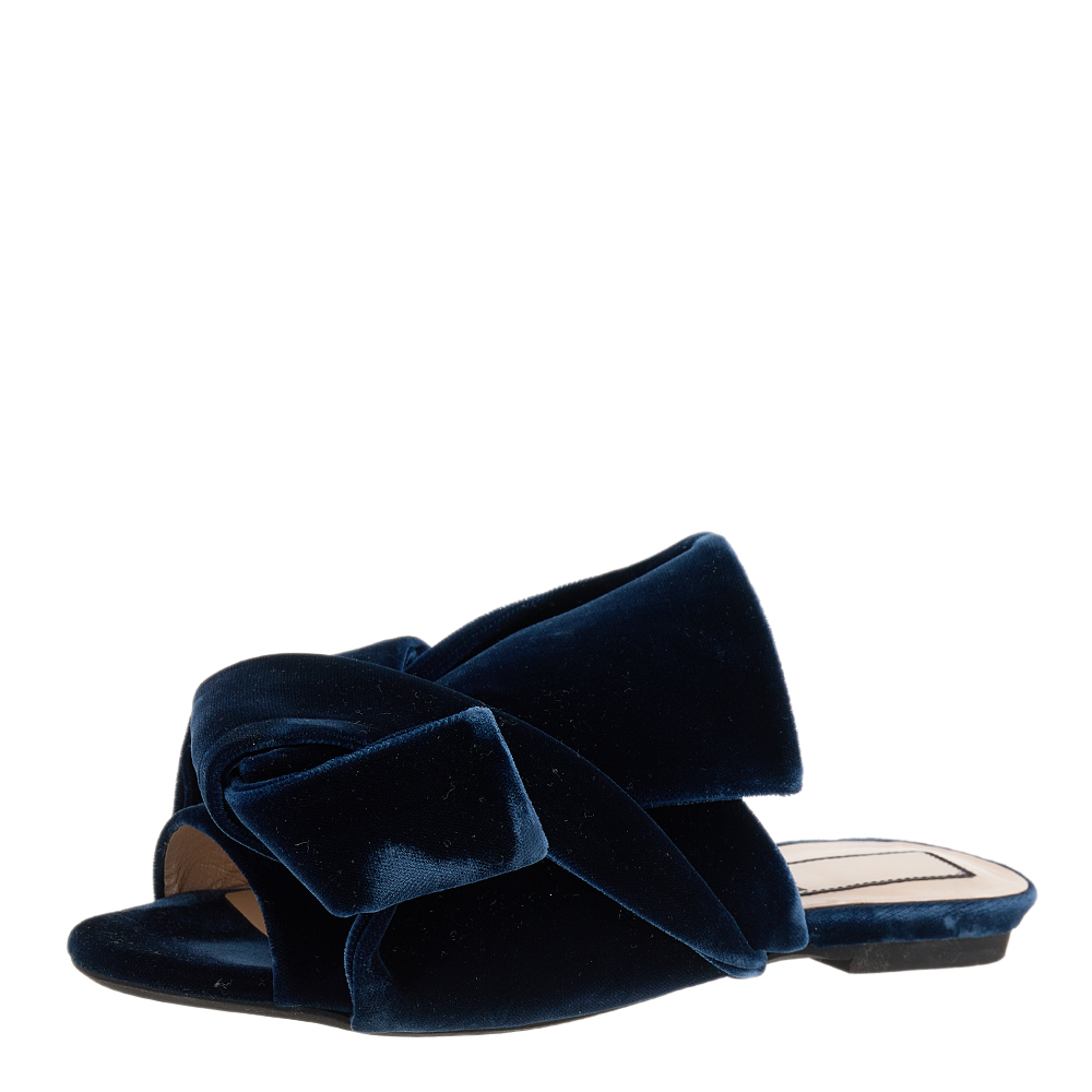 Characterized by exaggerated knots the Nº21 flats are a statement pair and can take your look to a whole new level. They are skillfully crafted from velvet in a navy blue shade and feature open toes. These slides are equipped with comfortable insoles that offer maximum comfort while walking.