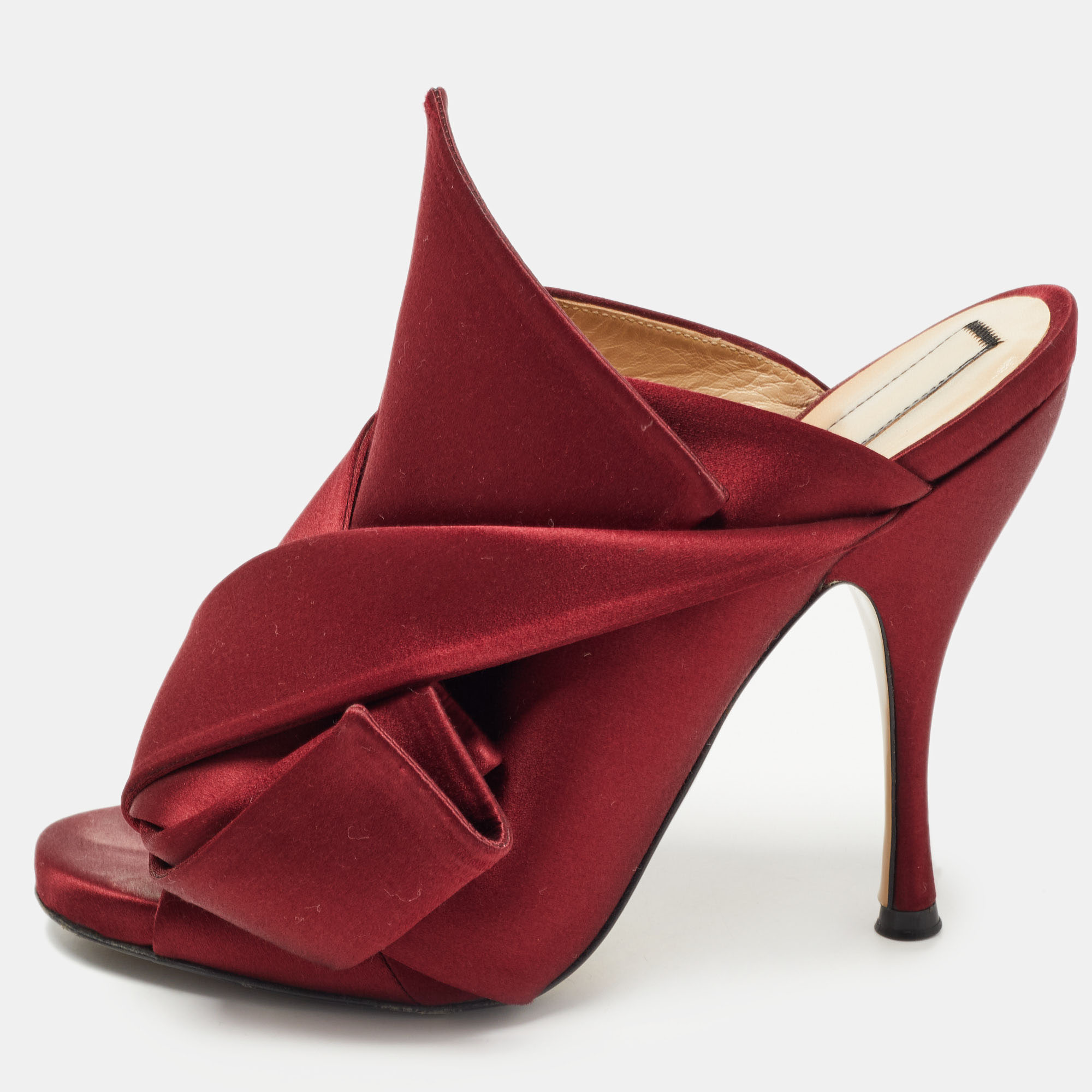 One look at this pair of N21 mules and our hearts skip a beat. These beautiful mules have been styled with perfection just so a diva like you can flaunt them. Burgundy in shade the pair has been designed with big knots on the satin uppers. Theyll look amazing with all your dresses this season.