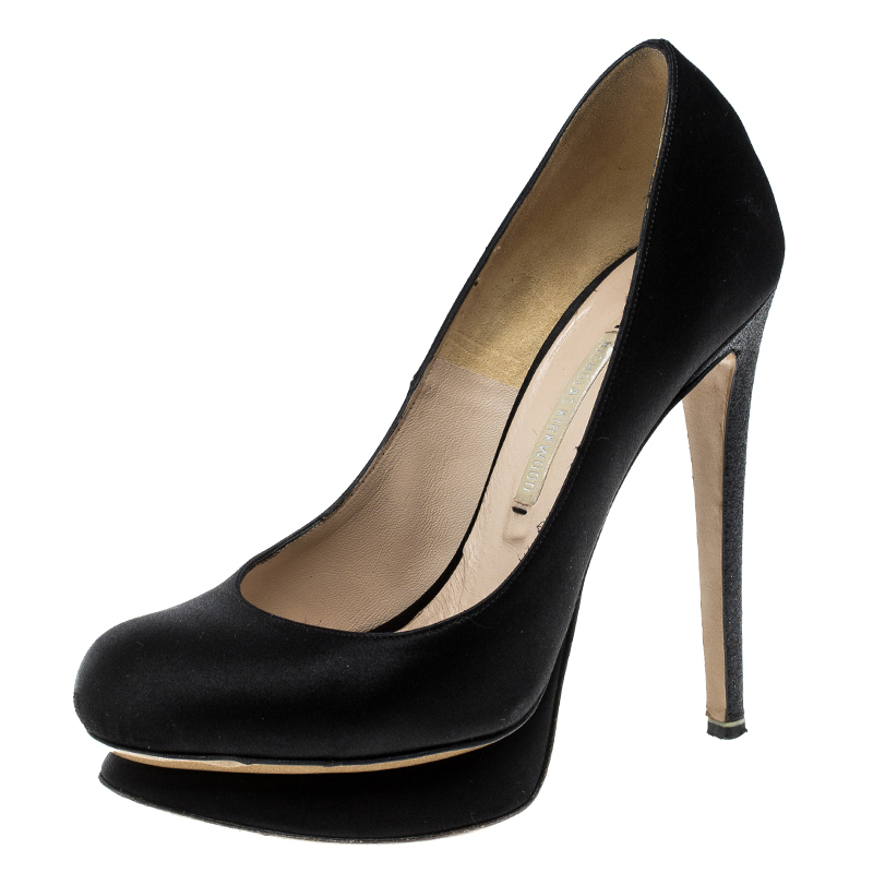These stunning pair of Nicholas Kirkwood platform pumps is a perfect essential pair of black heels to your collection. Constructed in black satin material with a platform at the front these sky high heeled shoes are detailed with this subtle trim of gold leather that peeks through and creates a glam look.