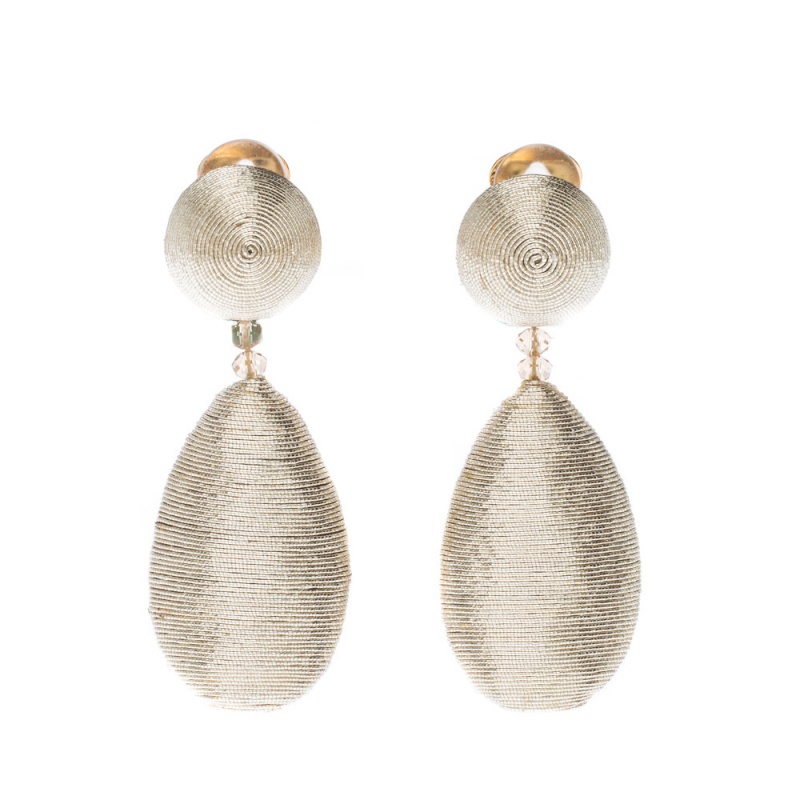 مملوكة مسبقًا أقراط أوسكار دي لارينتا خيوط ذهبية اللون بكلبس متدلية