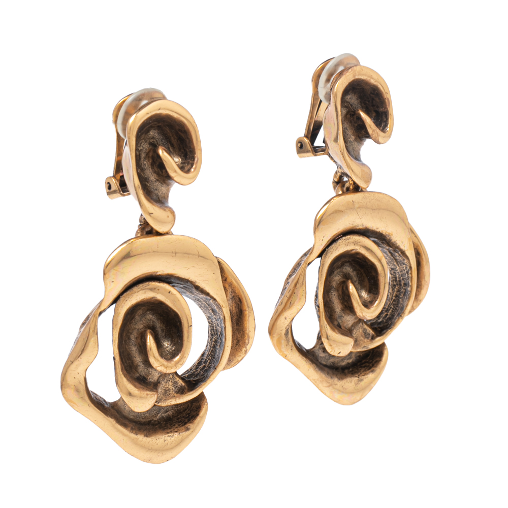 

Oscar de la Renta Aged Gold Tone Floral Drop Clip On Earrings