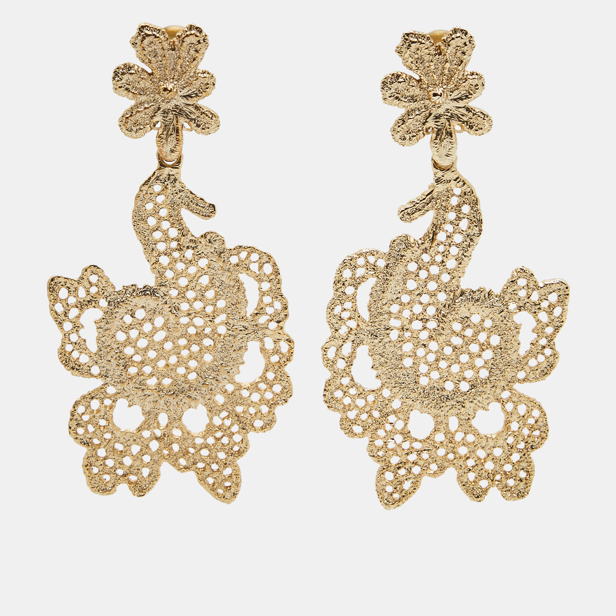 

Oscar de la Renta Gold Filigree Floral Clip On Earrings