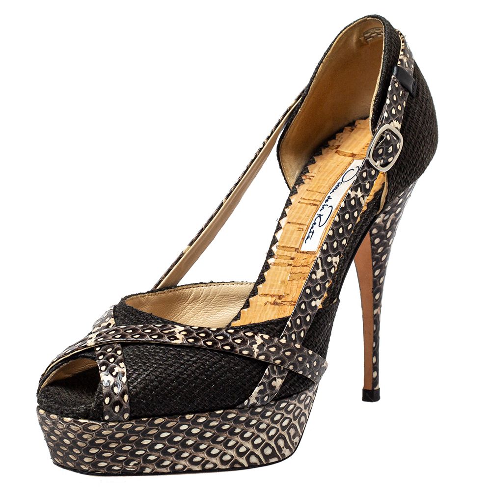 This stunning pair of pumps from Oscar de la Renta is sure to add some class to your outfits. The peep toe pumps have been crafted from raffia and python leather and they come with buckle strap details on the sides and comfortable cork insoles. They are complete with 12 cm heels and solid platforms. NOTE: AVAILABLE FOR UAE CUSTOMERS ONLY.