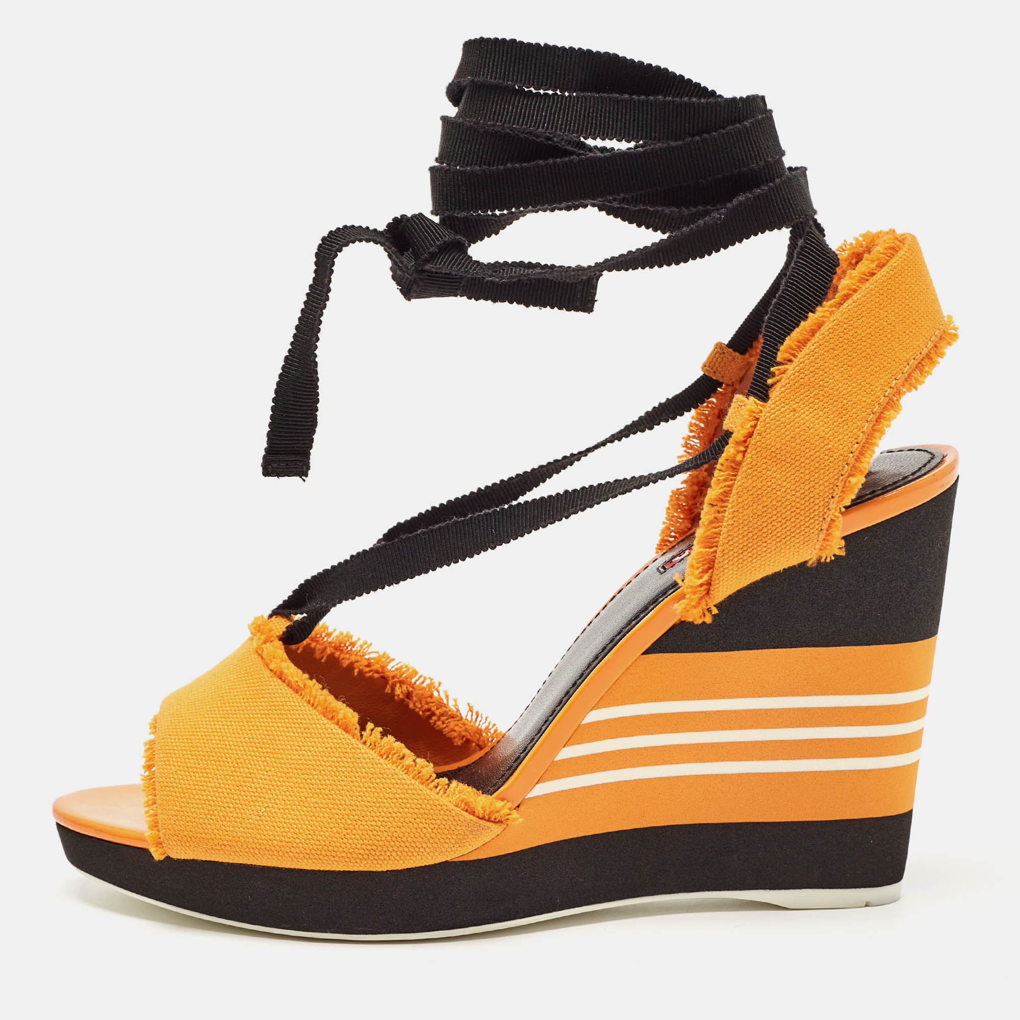 Wear these Prada sandals to spruce up any outfit. They are versatile chic and can be easily styled. Made using quality materials these sandals are well built and long lasting.