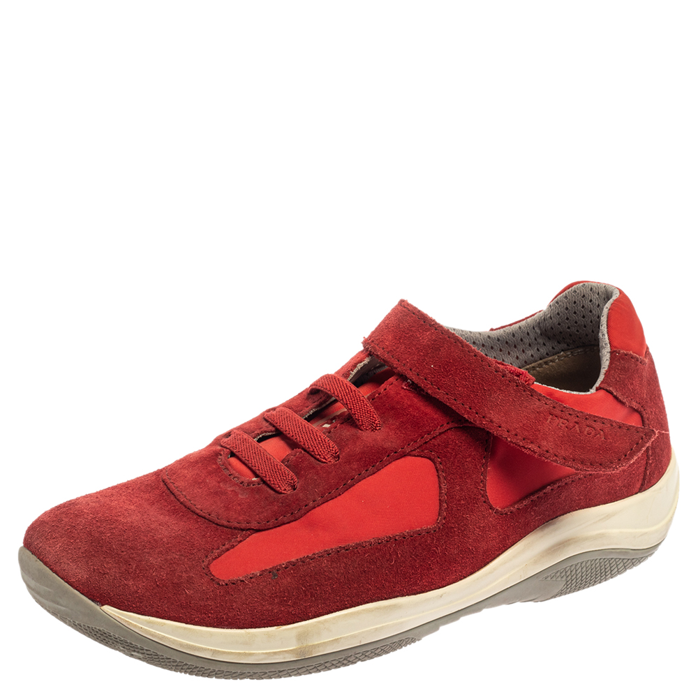 These red sneakers from Prada Sport are just what you need to add to your style. They are crafted from suede and nylon in a low top silhouette and feature round toes and lace ups and velcro straps on the vamps. They offer a comfortable fit with their leather lined insoles and durable rubber soles.