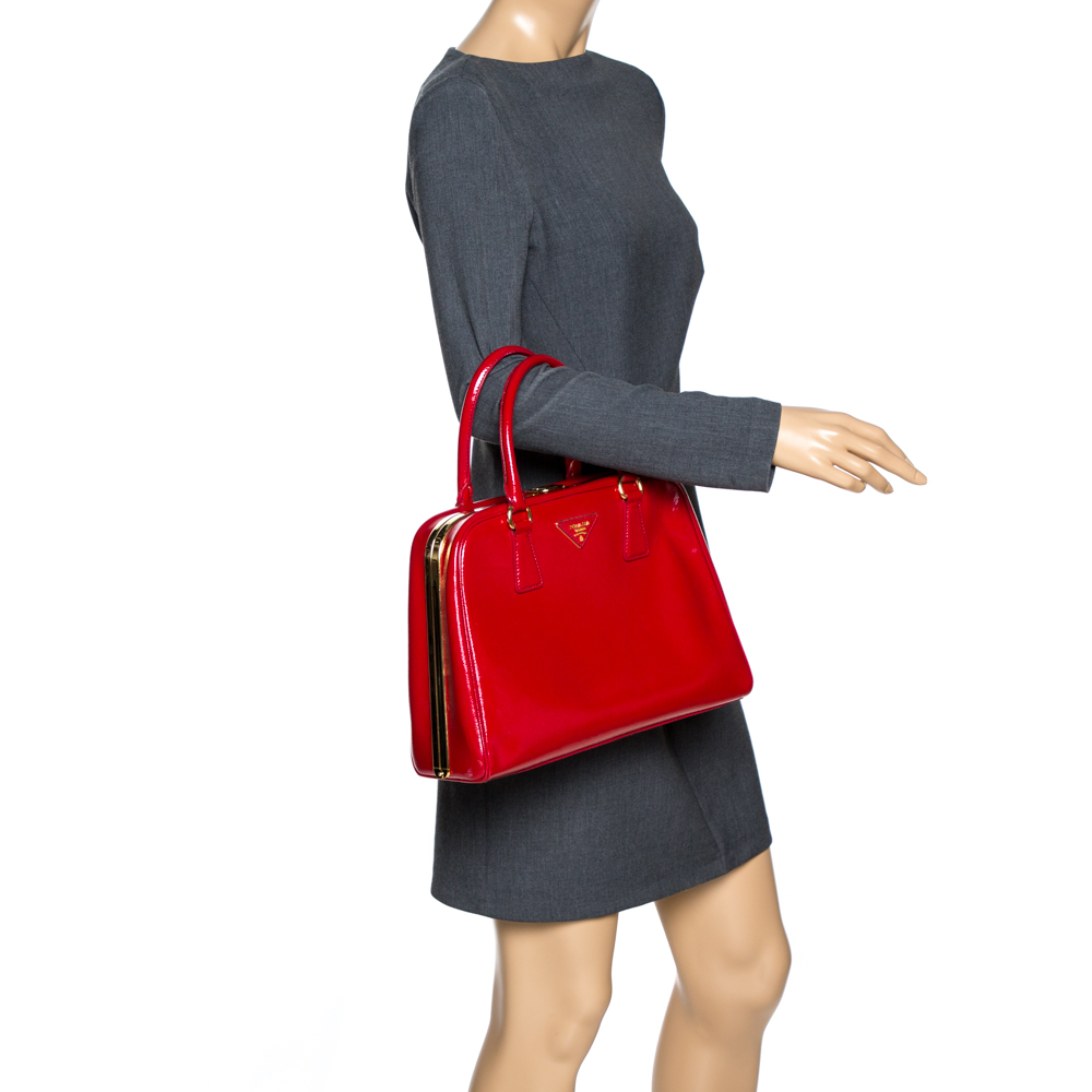 

Prada Red Saffiano Vernice Leather Pyramid Frame Top Handle Bag