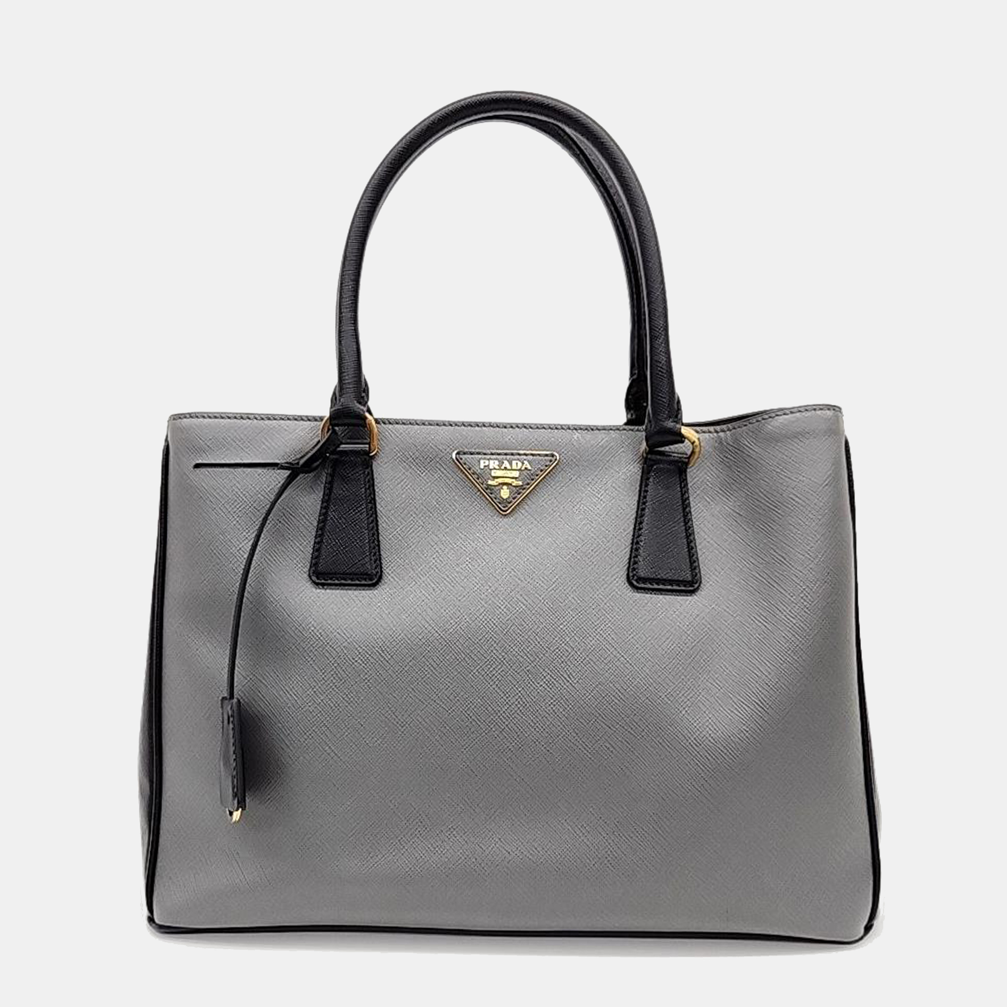 Crafted with precision this Prada bag combines luxurious materials with impeccable design ensuring you make a sophisticated statement wherever you go. Invest in it today.