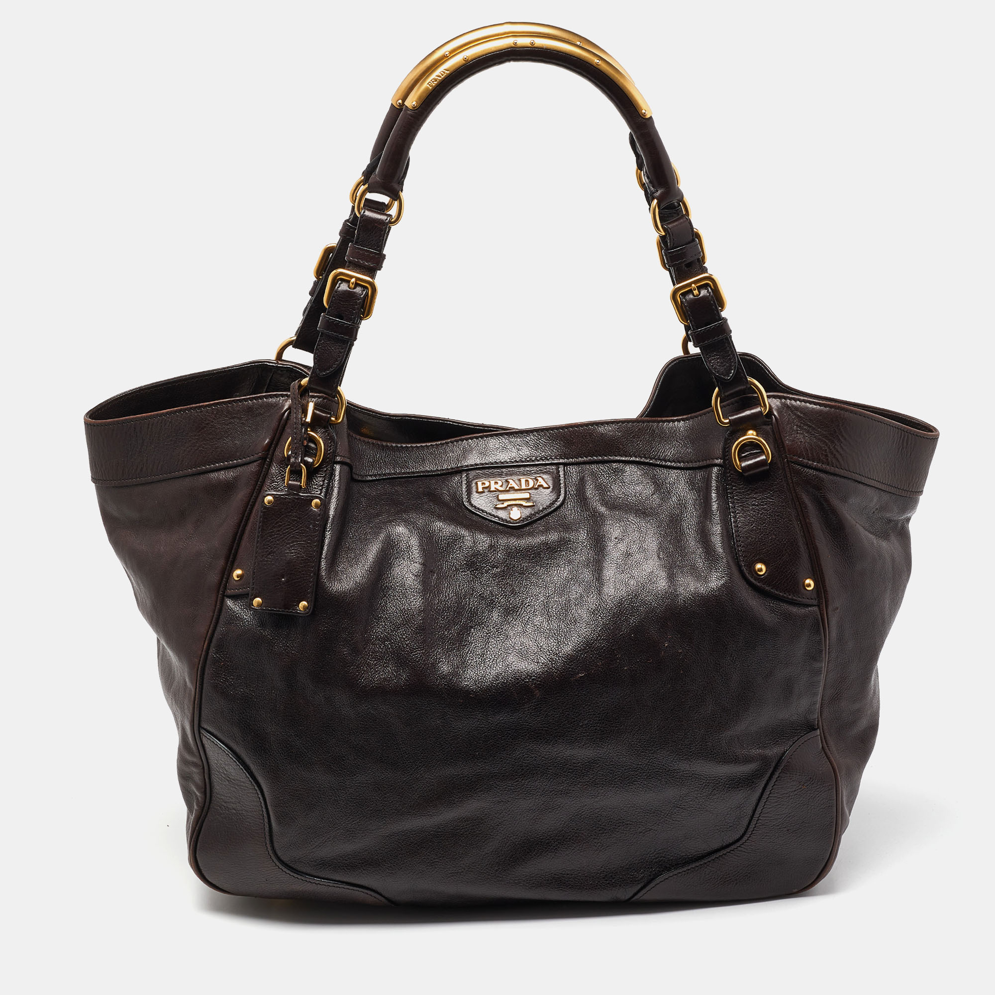 Carry this lovely Prada brown bag as a stylish accompaniment to your ensemble. Made from high quality materials it has a luxe look and durable quality.