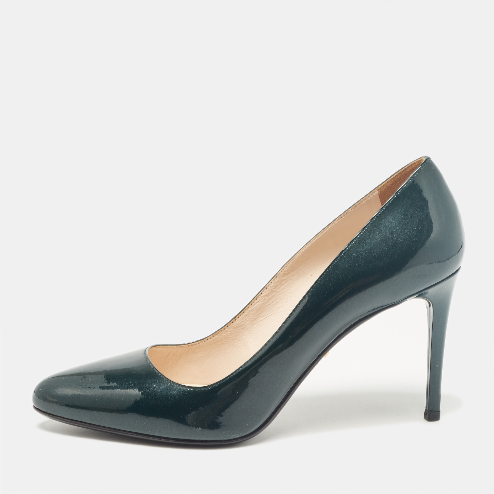 Exuding femininity and elegance these pumps feature a chic silhouette with an attractive design. You can wear these pumps for a stylish look.