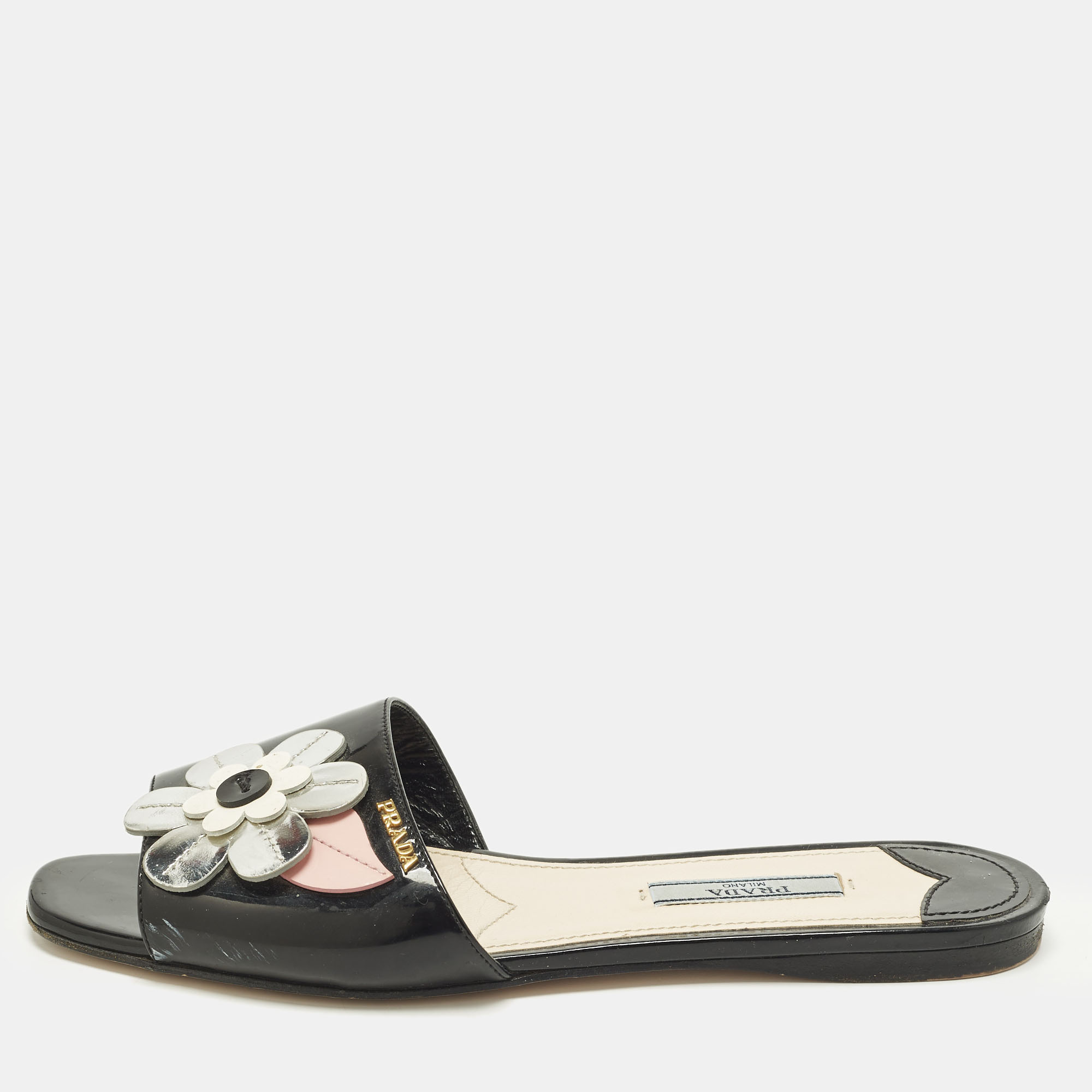 

Prada Motif Flower Size  Black Patent Leather Flat Slide