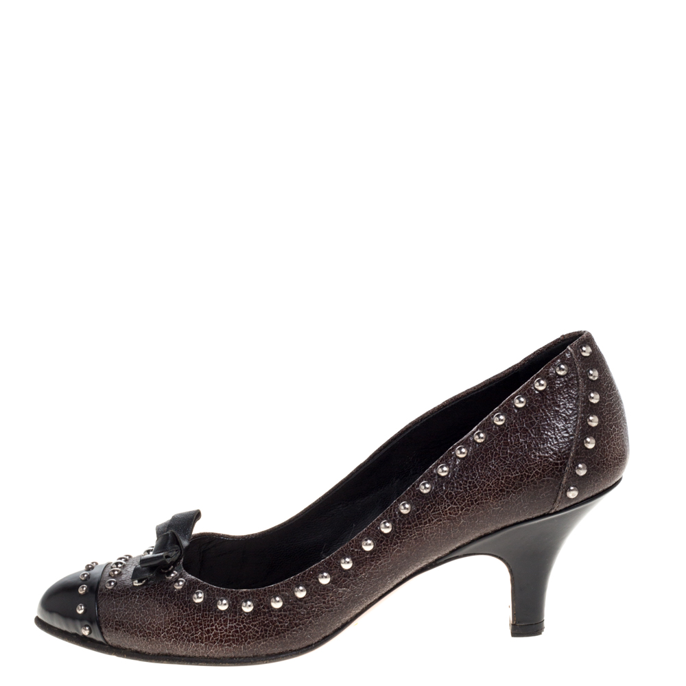 

Prada Brown/Black Studded Textured Leather Bow Pumps Size