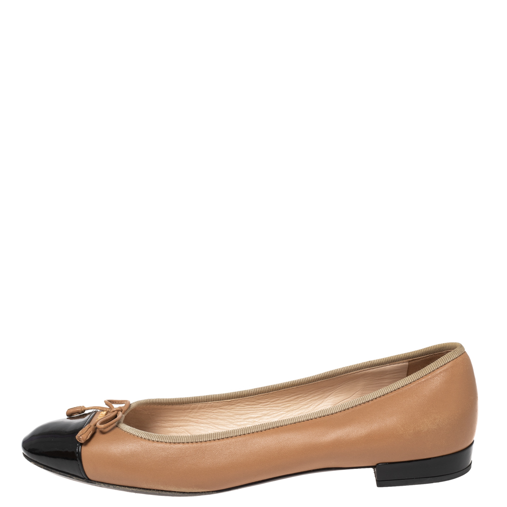 

Prada Black/Beige Patent And Leather Bow Cap Toe Ballet Flats Size