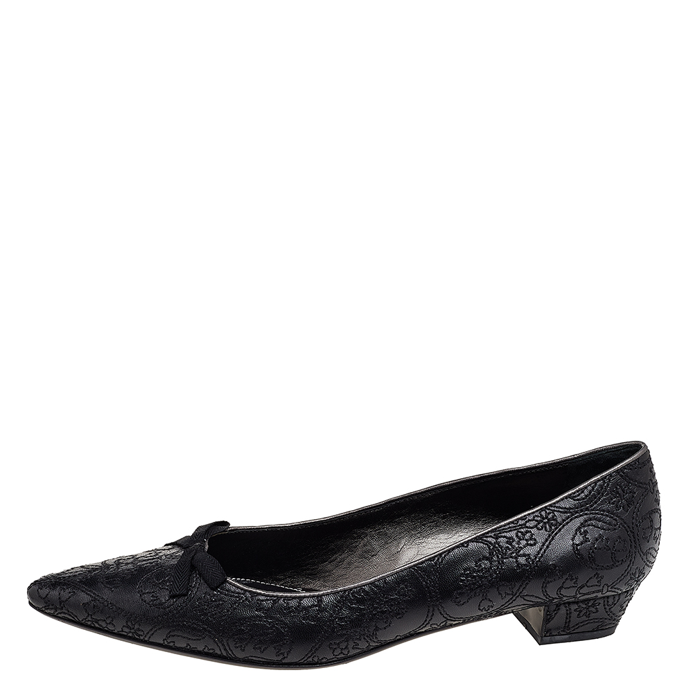 

Prada Black Embroidered Leather Bow Pumps Size