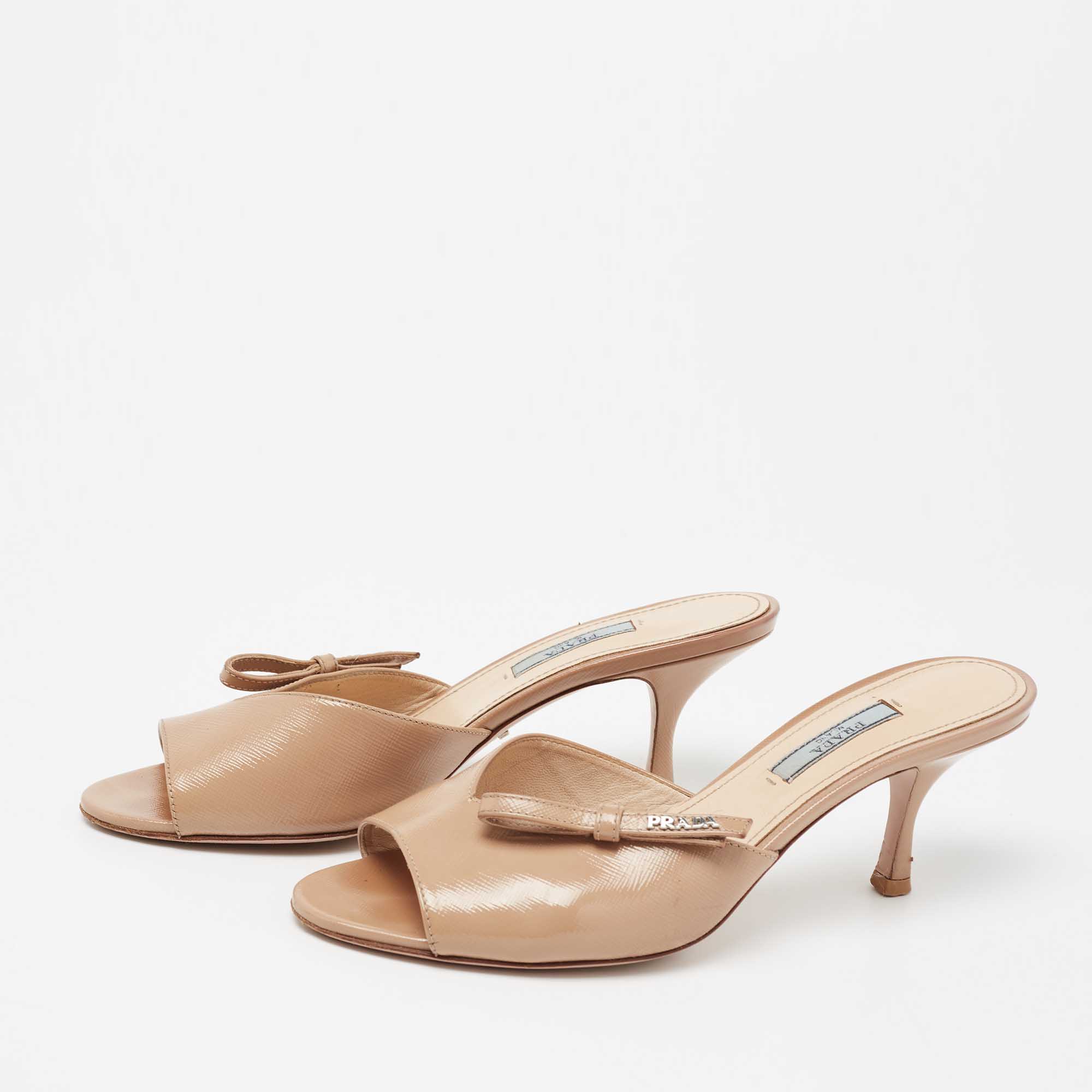

Prada Beige Saffiano Patent Leather Bow Detail Slide Sandals Size