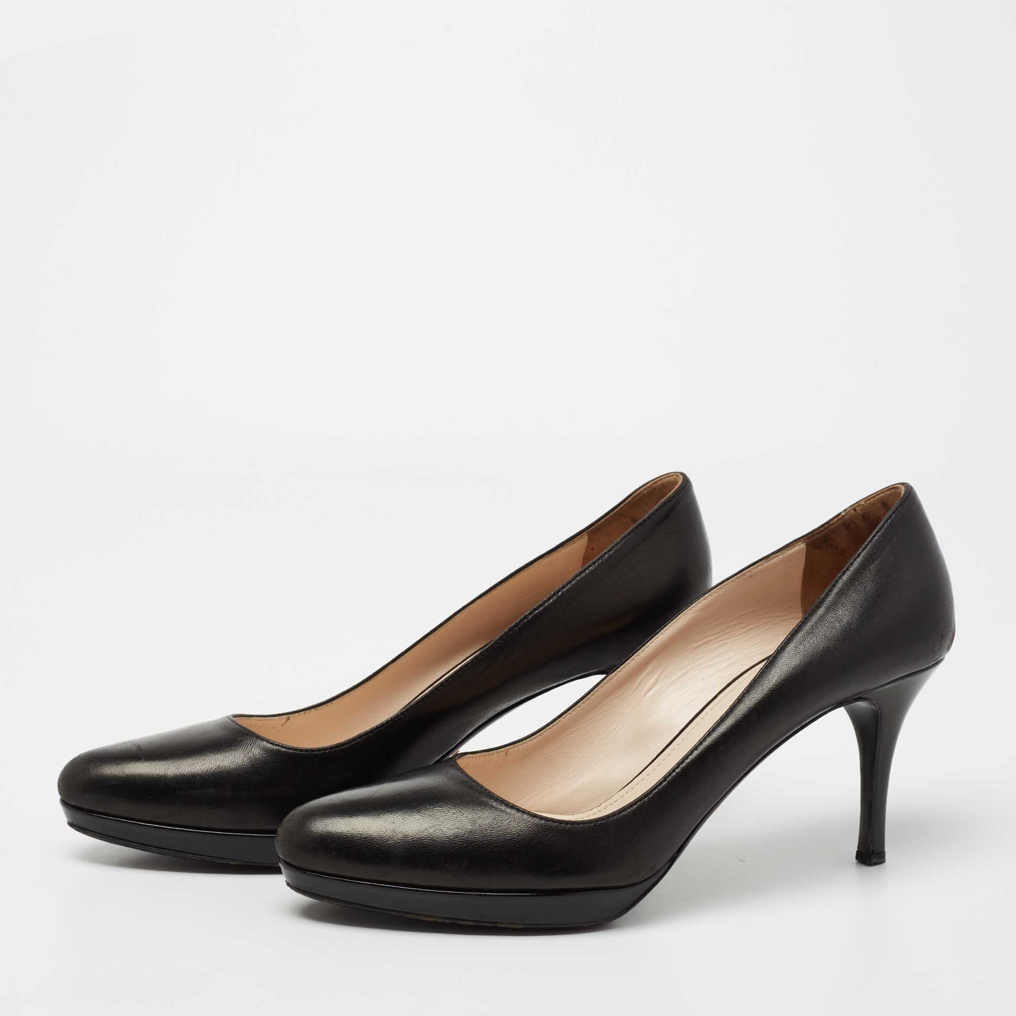 

Prada Black Leather Round Toe Pumps Size