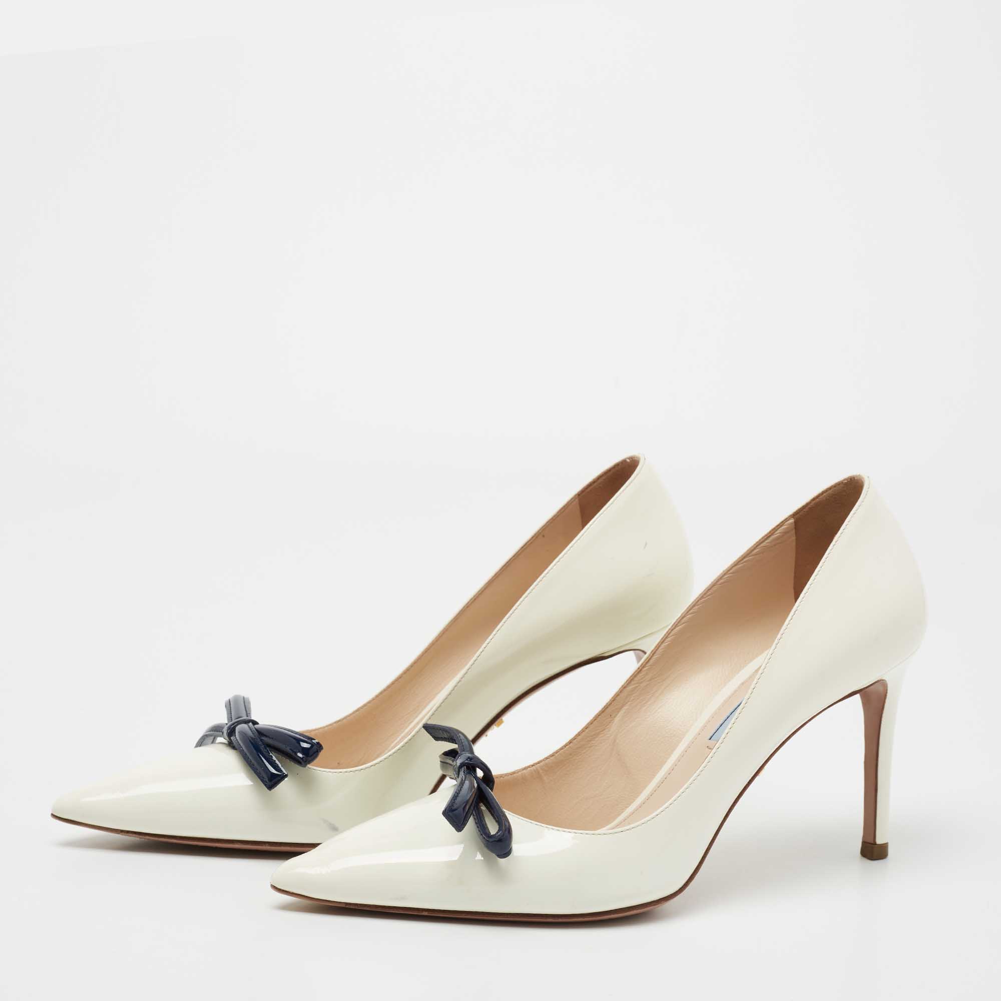 

Prada Off-White/Navy Blue Patent Leather Bow Pointed Toe Pumps Size