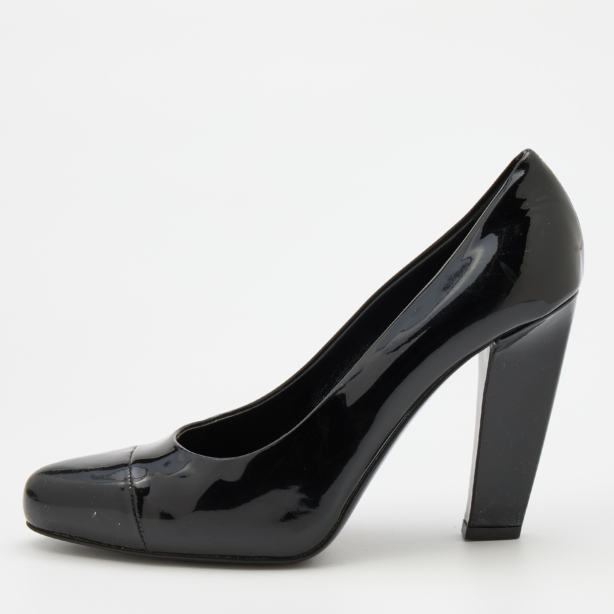 Designed for fashion queens like you these Prada pumps are crafted from patent leather and are absolutely gorgeous They come flaunting cap toes high heels and sturdy soles.