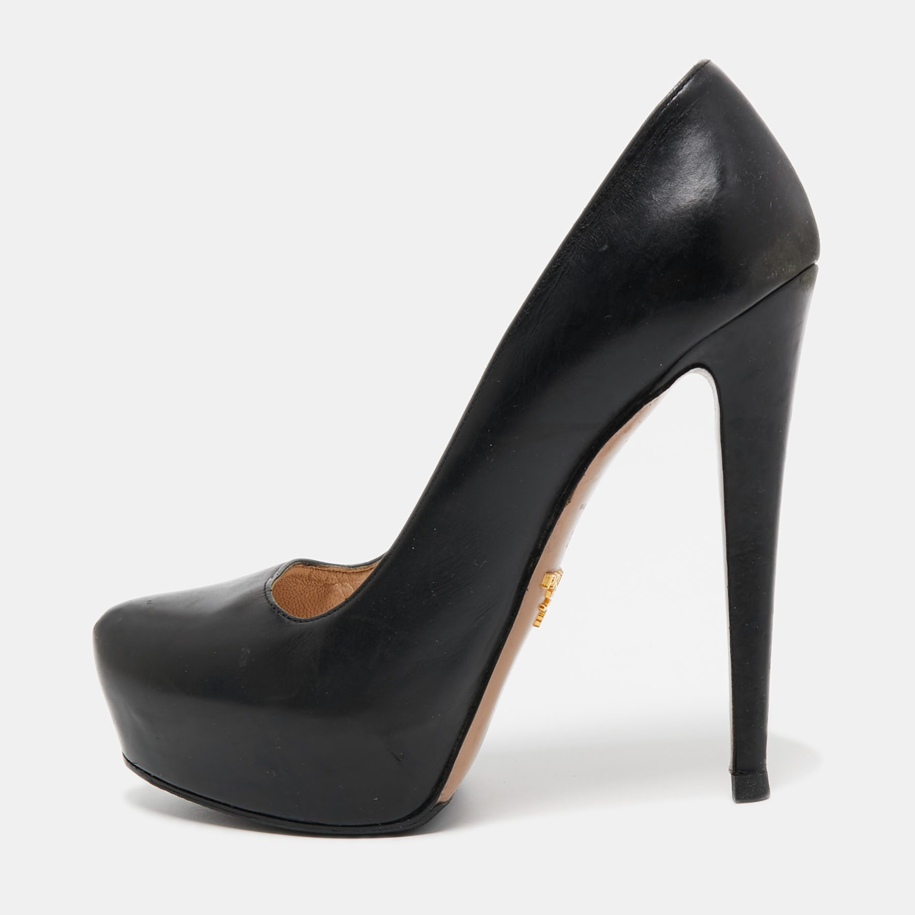 The fashion house's tradition of excellence coupled with modern design sensibilities works to make these Prada black pumps a fabulous choice. Theyll help you deliver a chic look with ease.