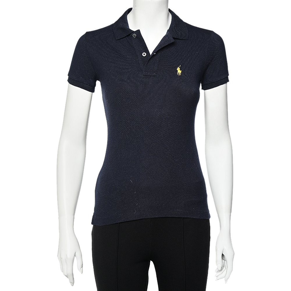 Ralph Laurens t shirts have always been a classic pick for women. This iteration is tailored using cotton pique in a navy blue shade and finished off with the iconic logo. Complete your casual look with a pair of shorts and sneakers.