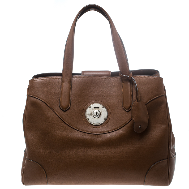 This Ralph Lauren bag is an exquisite piece that is classy and strong. It is an excellent leather item to own. This Ricky bag is accented with signature silver tone lock closure that opens to a sizeable interior that can stow all your basics. The smart brown colour of the bag further enhances its look.