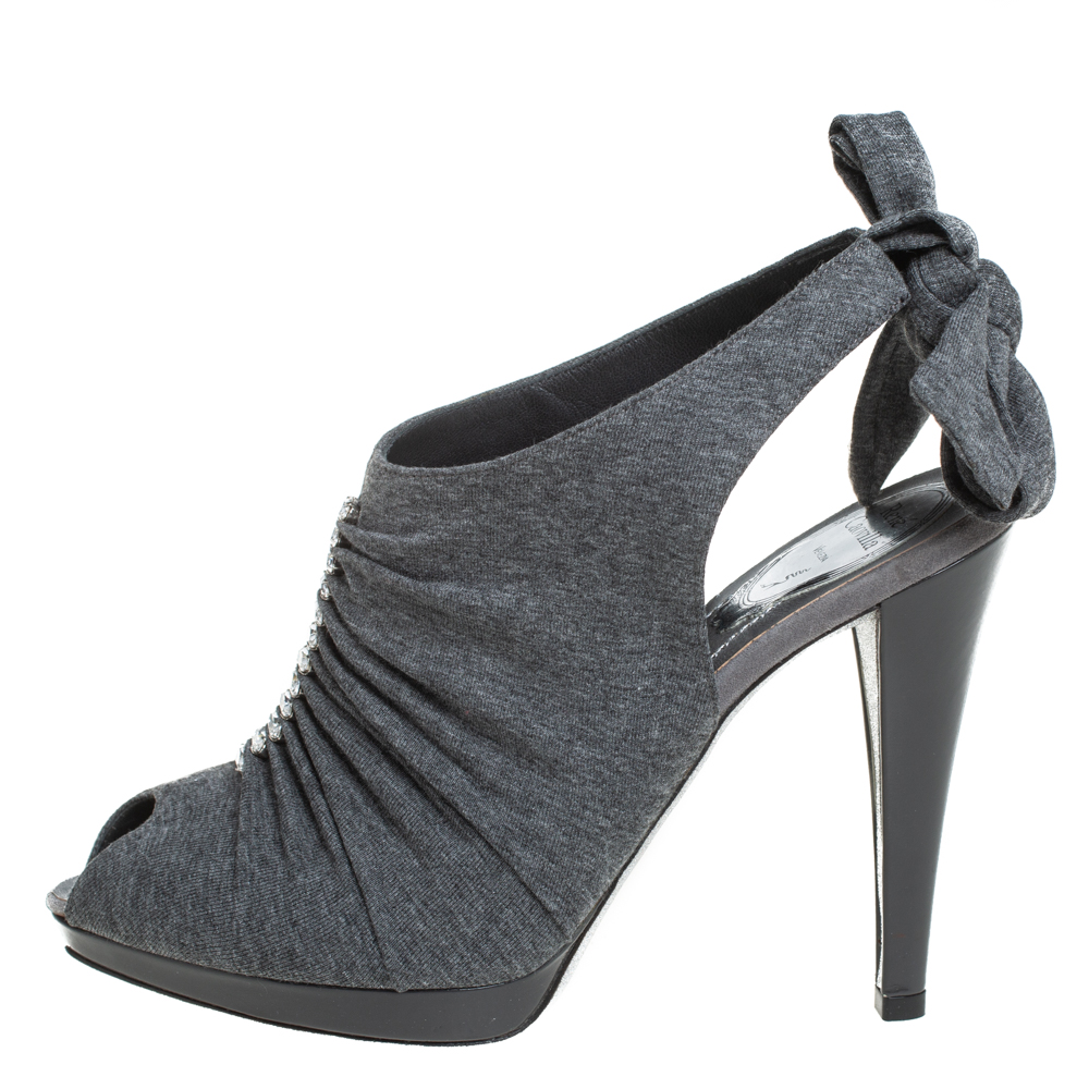 These fashionable sandals from René Caovilla can give your entire ensemble a makeover. They have been crafted from grey hued fabric and come with ruched detailing on the uppers. The crystal embellishments peep toes ankle tie slingbacks all complete the pair that stands tall on 11.5 cm heels.