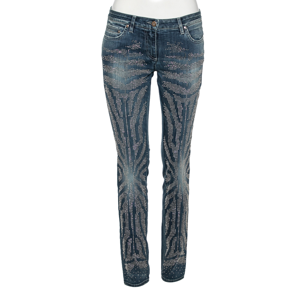 Earn those compliments whenever you don these stud embellished jeans by Roberto Cavalli. Made from denim material the blue jeans have a slim fit and multiple pockets. Theyll look uber chic with a basic top and ankle booties.