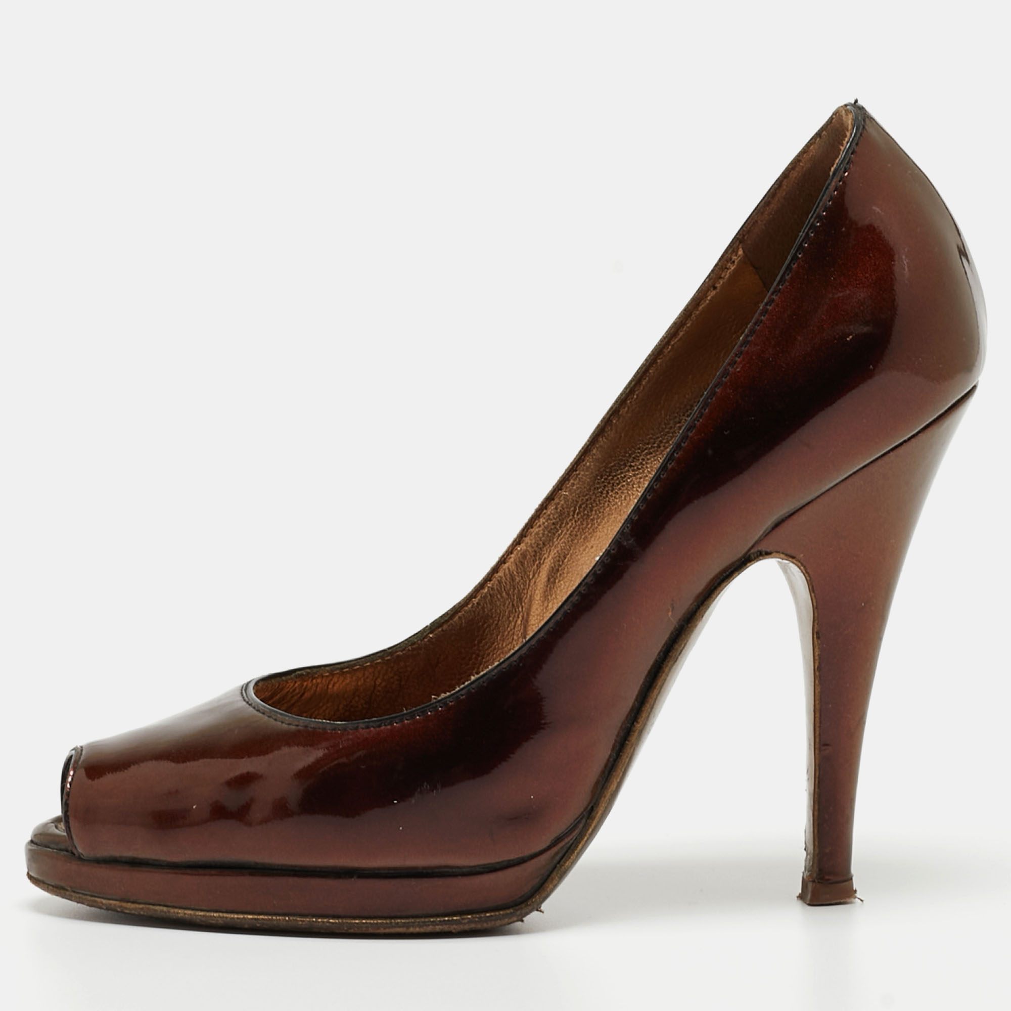 The fashion house's tradition of excellence coupled with modern design sensibilities works to make these pumps a fabulous choice. Theyll help you deliver a chic look with ease.