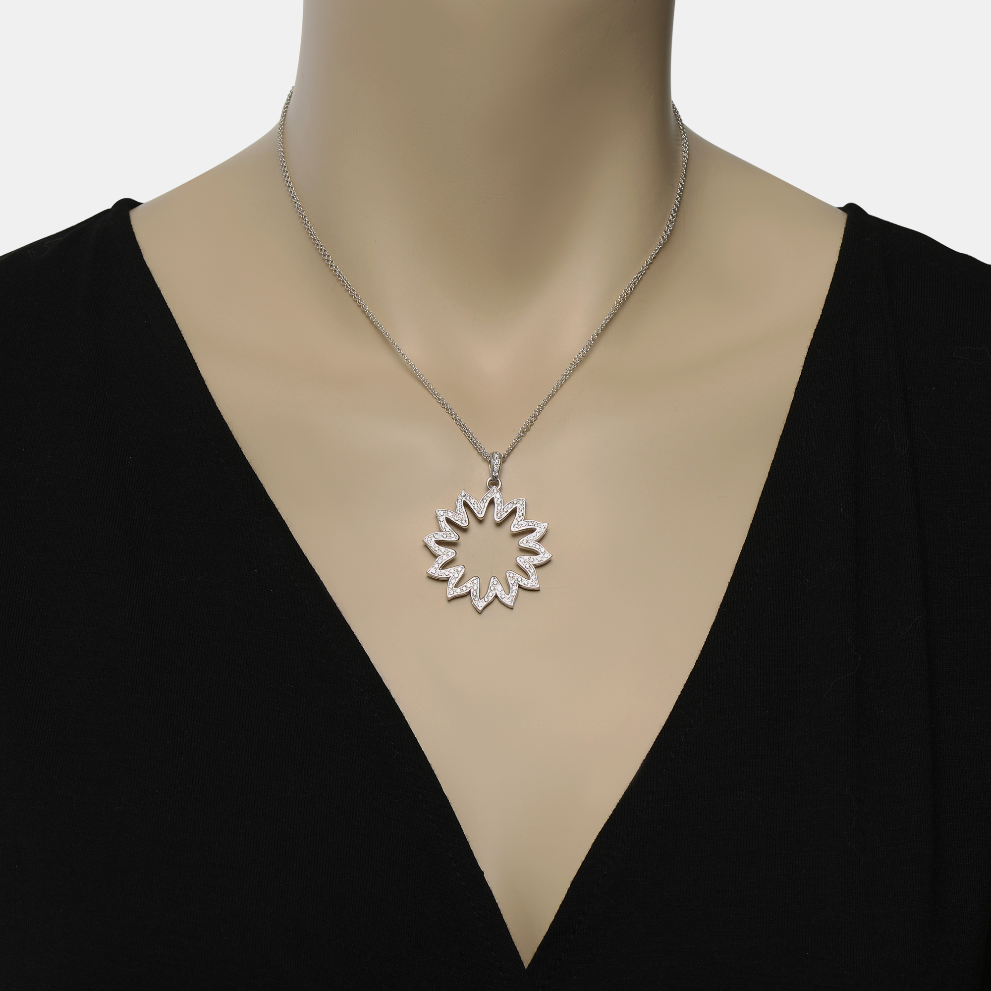 

Roberto Coin Classic 18K White Gold Diamond 0.95ct. tw. Flower Pendant Necklace