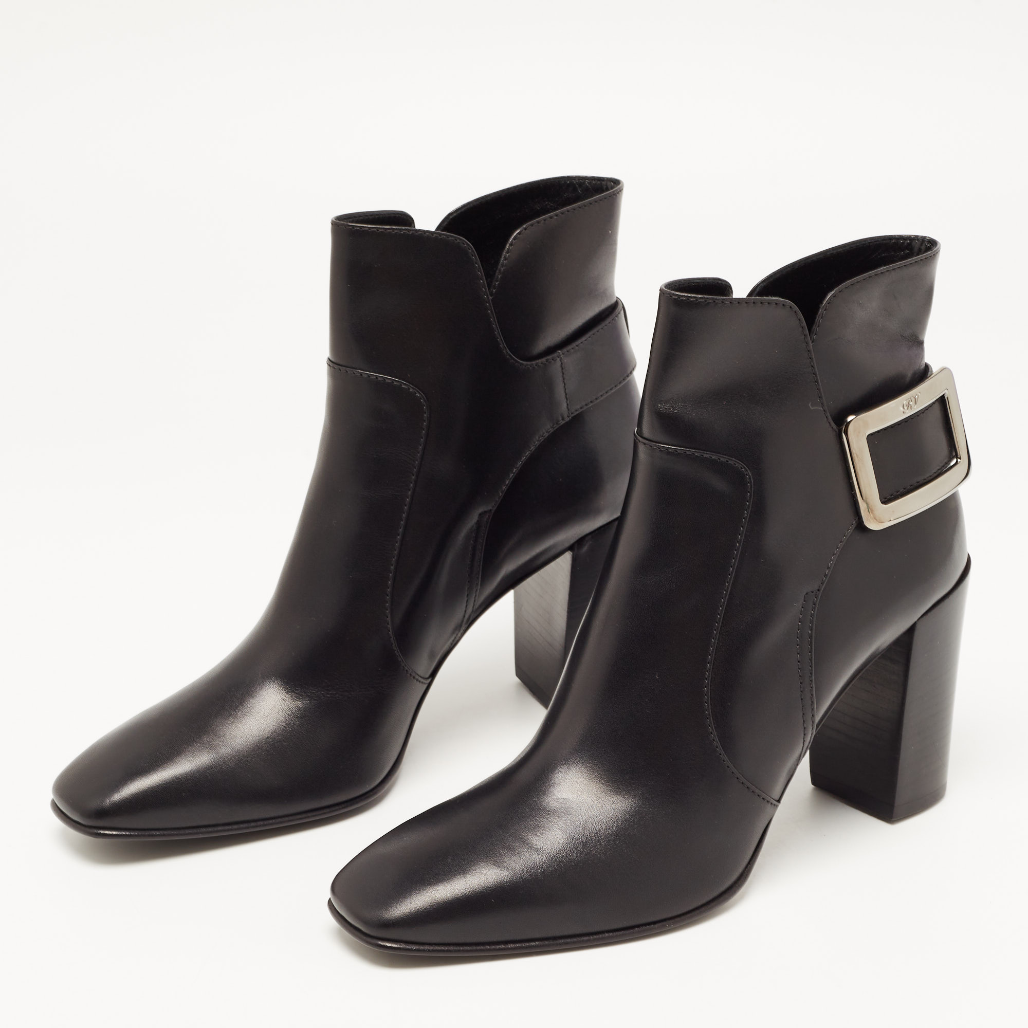 

Roger Vivier Black Leather Ankle Length Boots Size