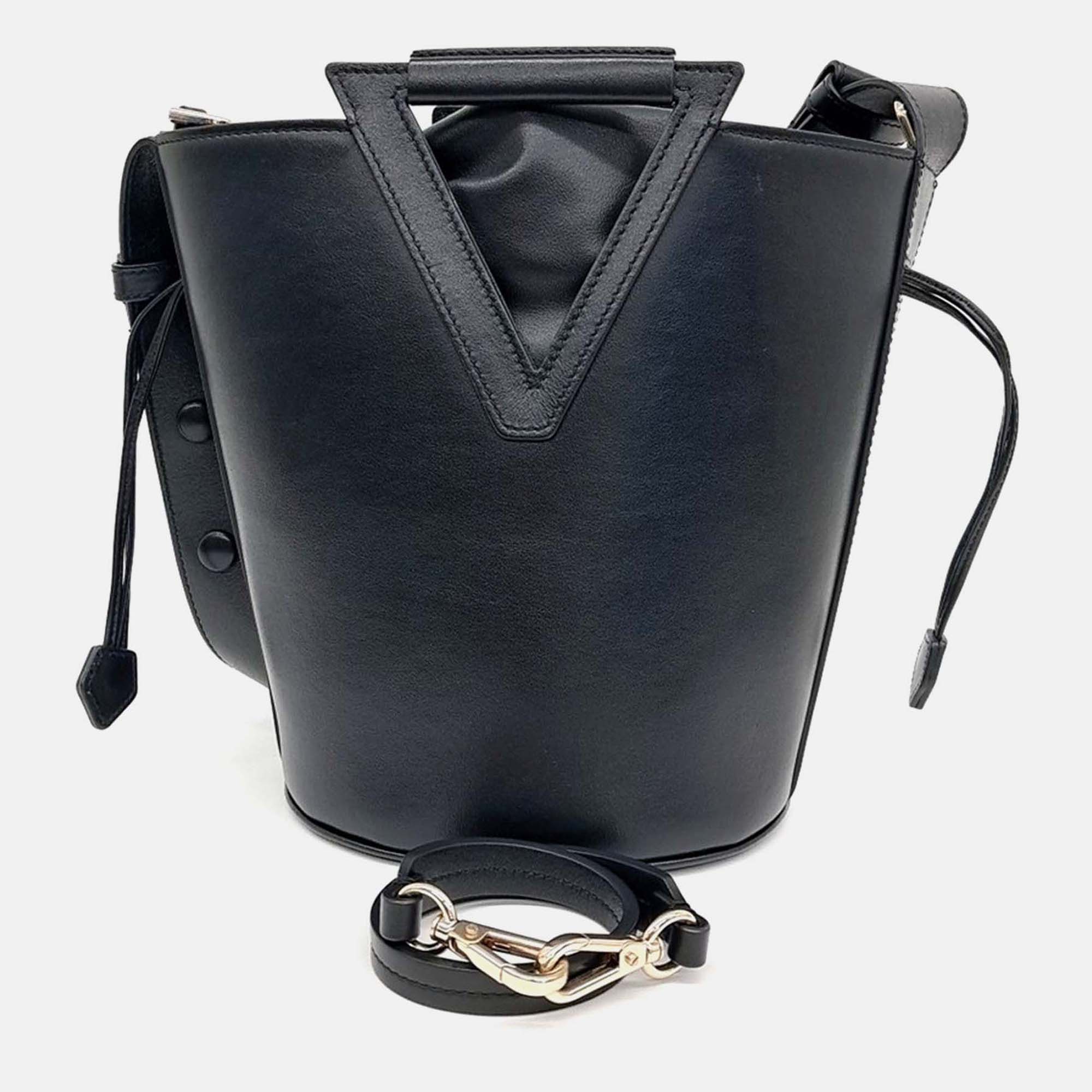 Pre-owned Roger Vivier Black Leather Bucket Bag