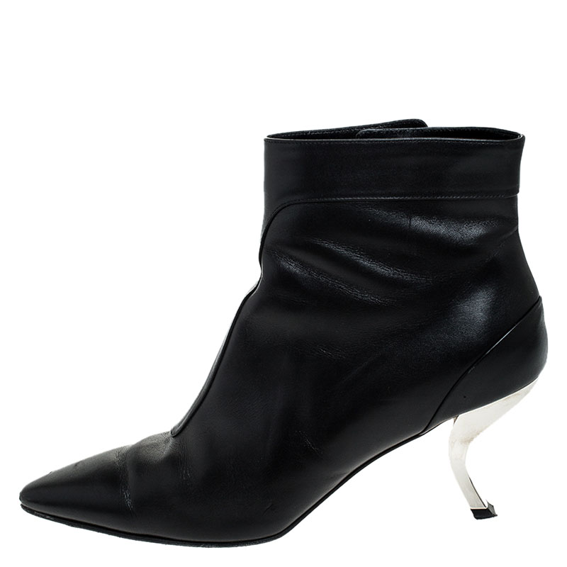 

Roger Vivier Black Leather Virgule Ankle Boots Size