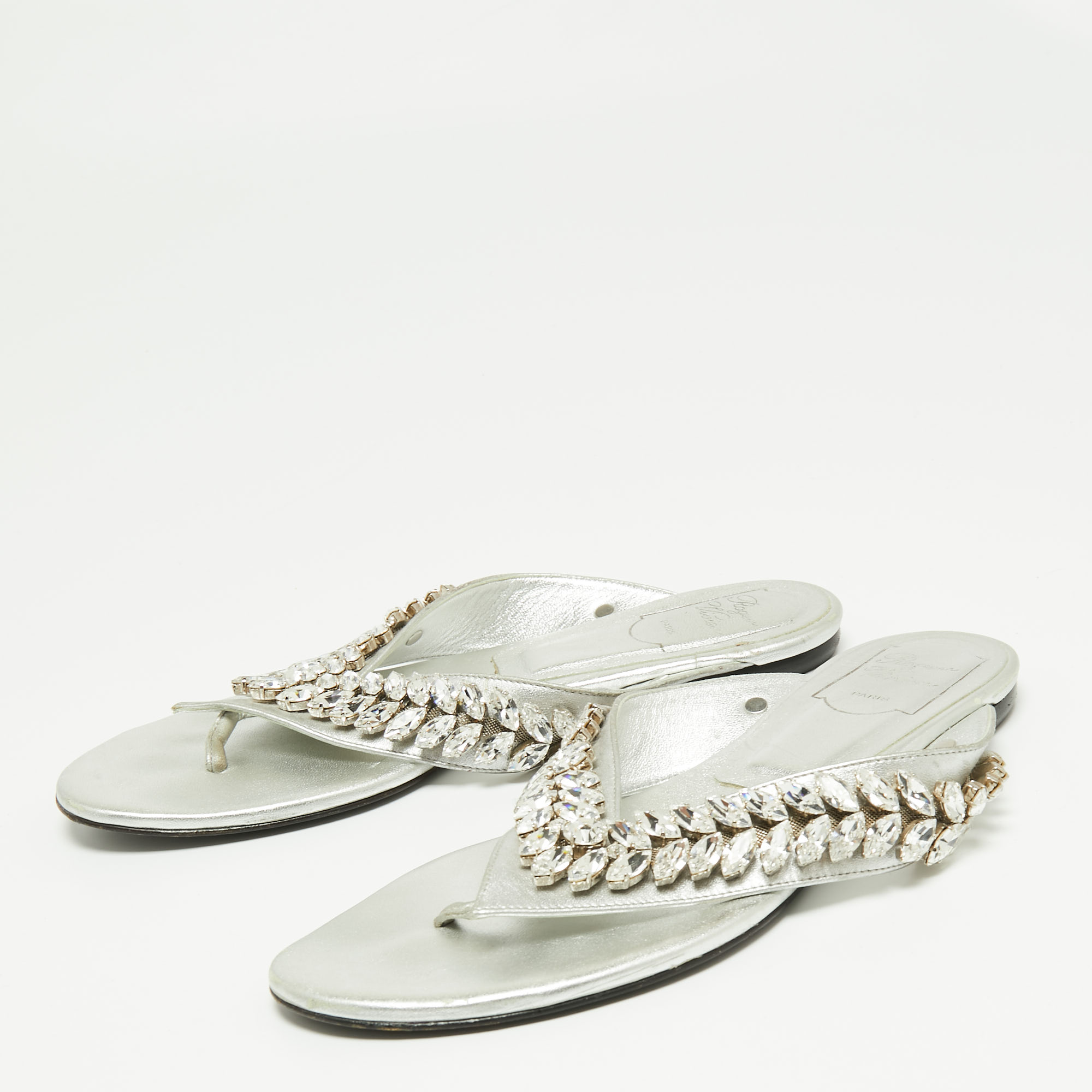 

Roger Vivier Metallic Silver Leather Crystal Embellished Thong Flats Size