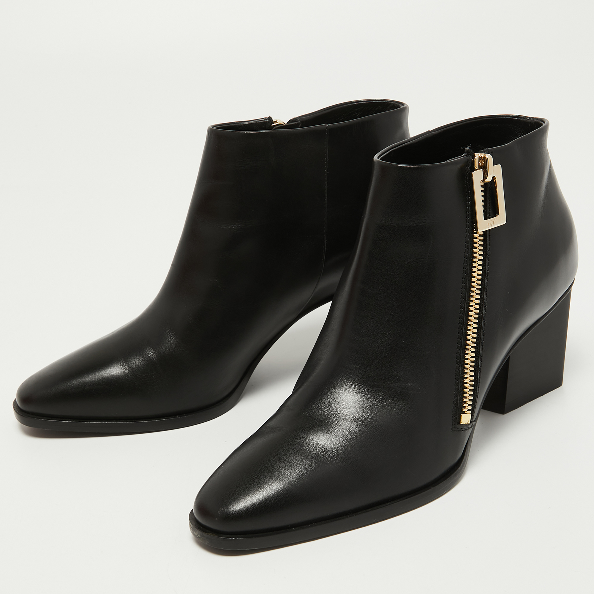 

Roger Vivier Black Leather Ankle Boots Size