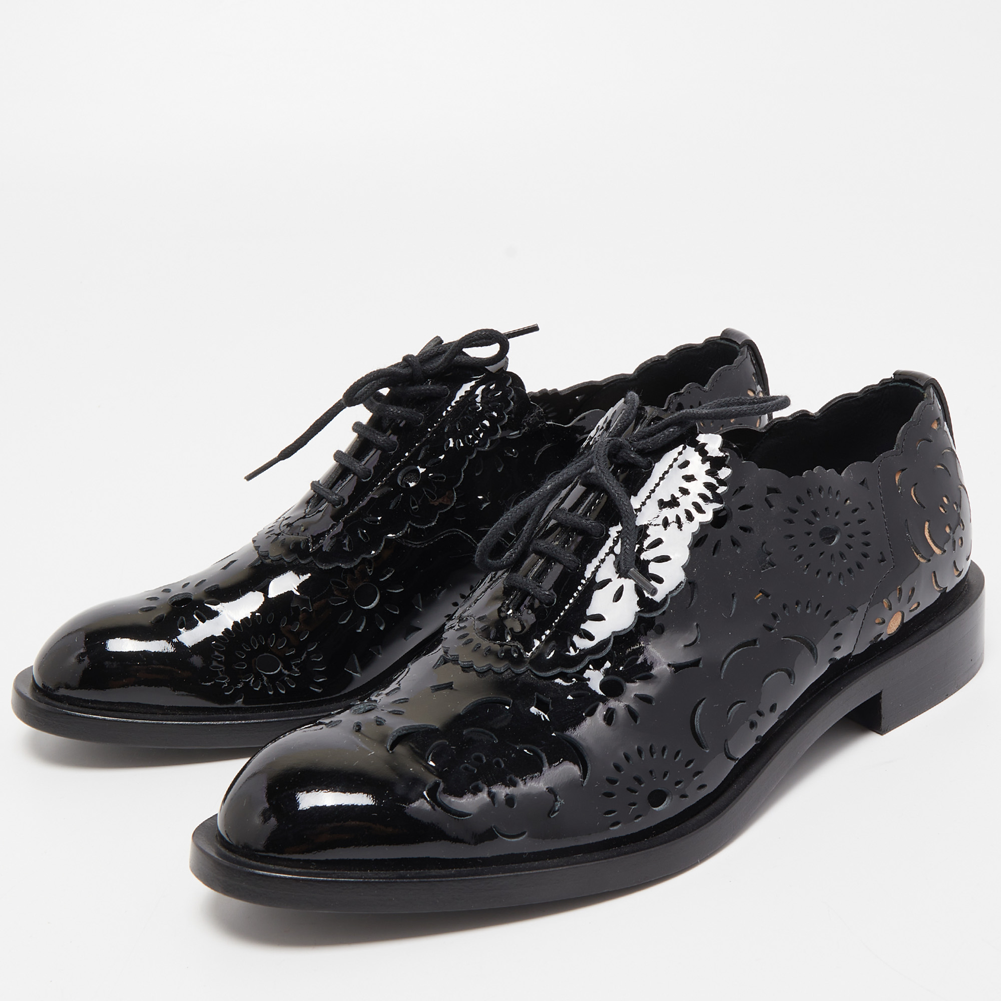 

Roger Vivier Black Patent Leather Laser Cut Lace Up Oxford Size