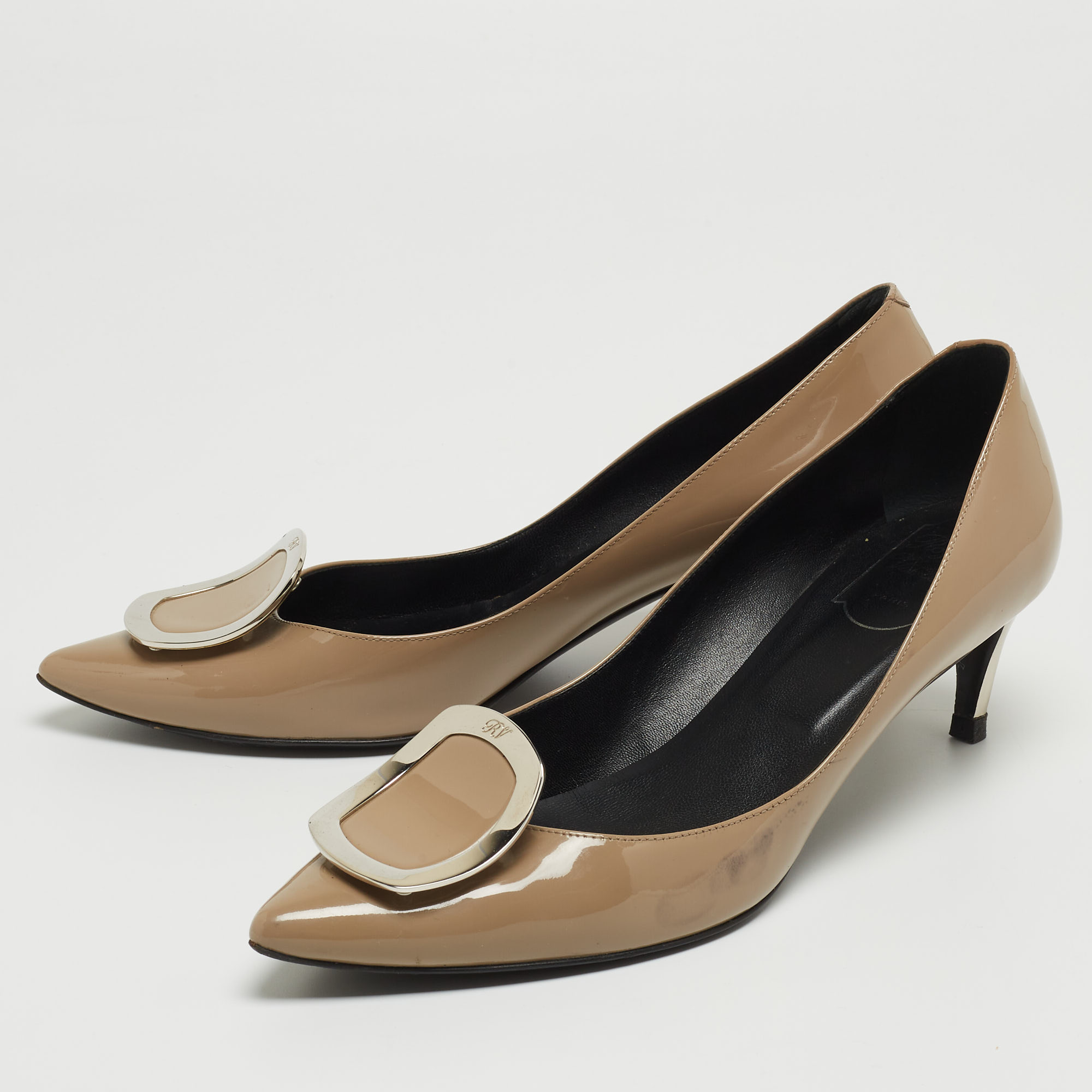 

Roger Vivier Beige Patent Leather Pointed Toe Pumps Size