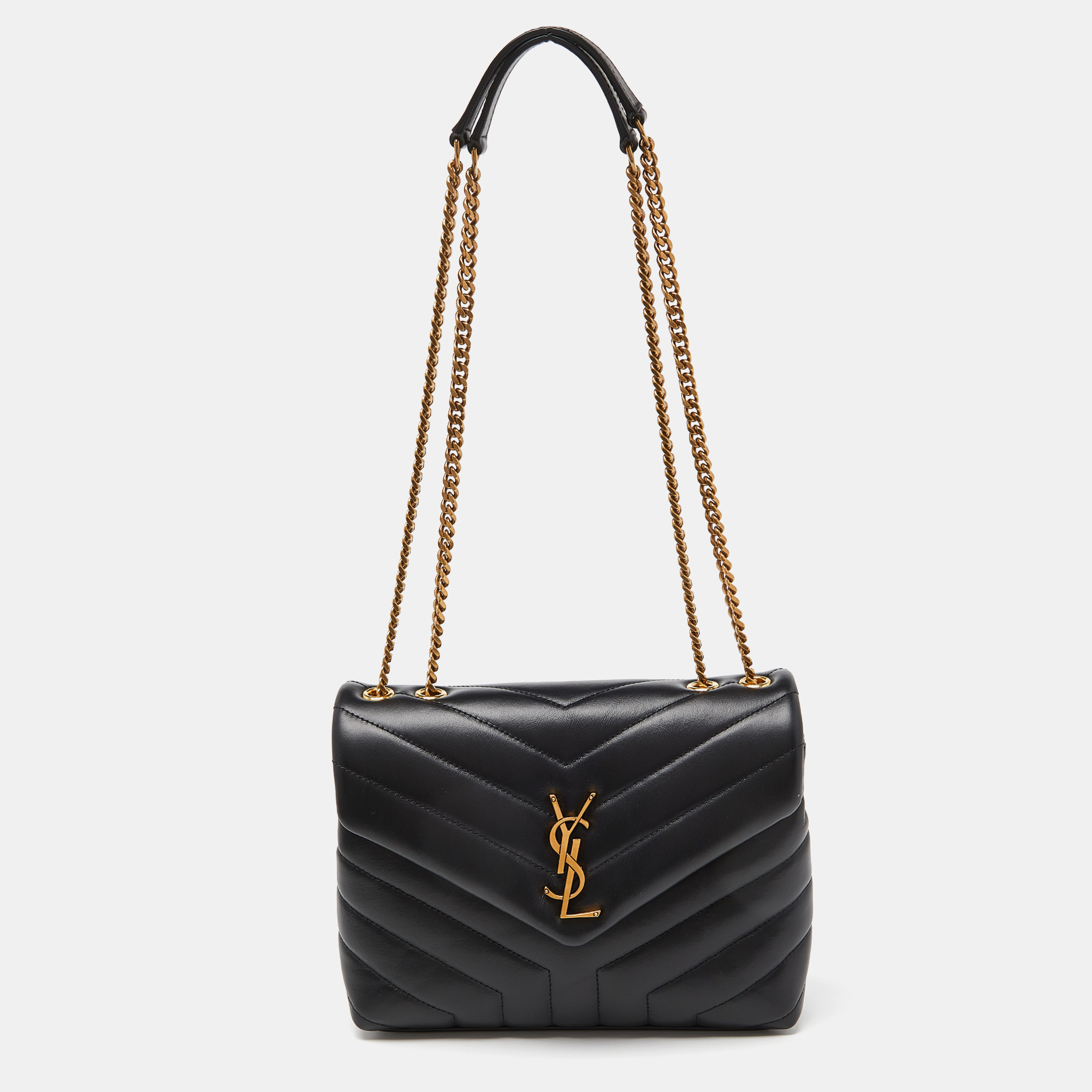 For a look that is complete with style taste and a touch of luxe this shoulder bag is the perfect addition. Flaunt this beauty on your shoulder at any event and revel in the taste of luxury it leaves you with.