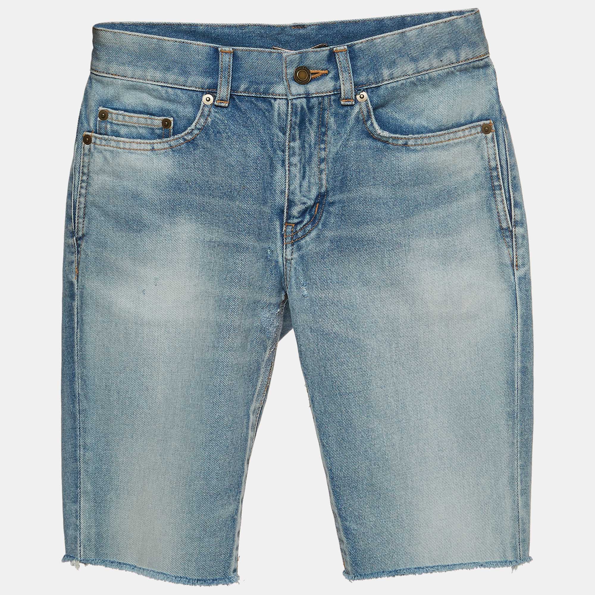 Now lounge around in comfort with these shorts from Saint Laurent. The shorts are tailored from cotton and feature a simple design. They come with belt loops on the waist a buttoned closure and multiple pockets.