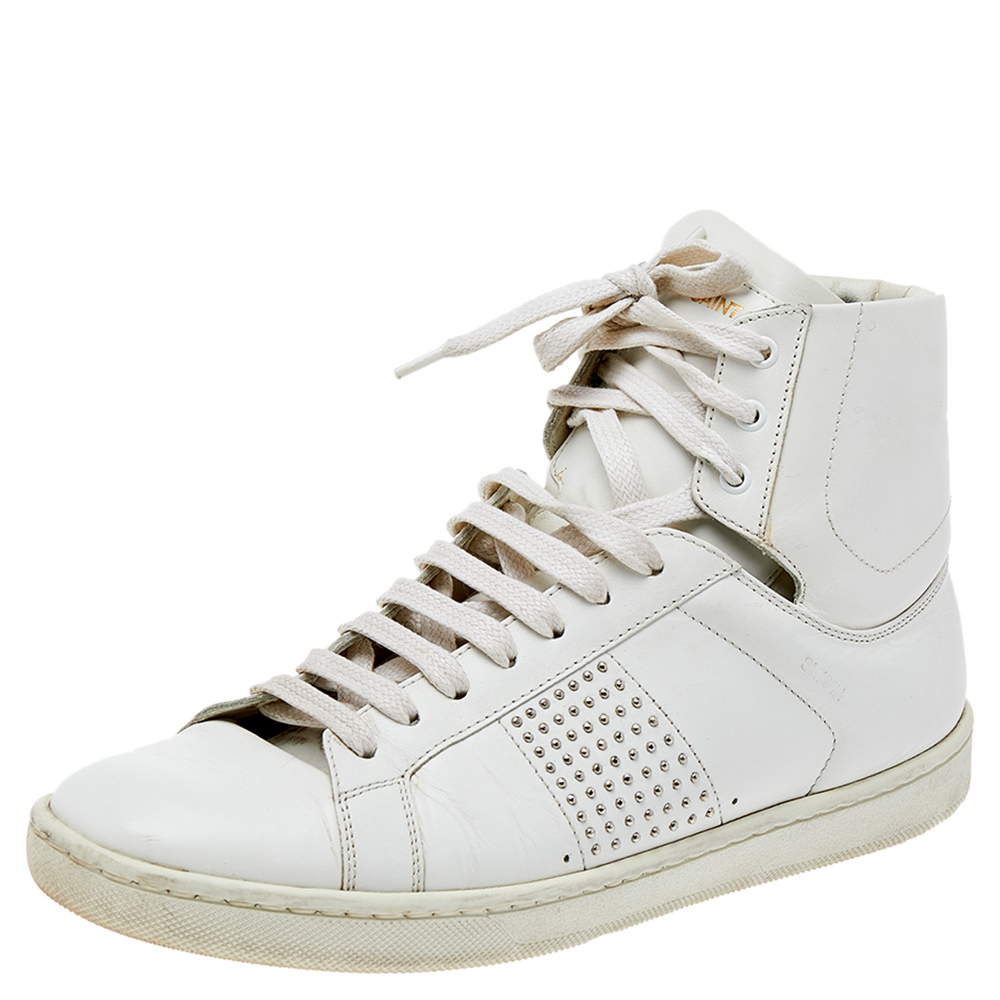 These Saint Laurent Signature Court Classic sneakers project an effortless style. The sneakers are crafted from leather and designed with lace ups on the vamps studs on the sides and the label on the counters.