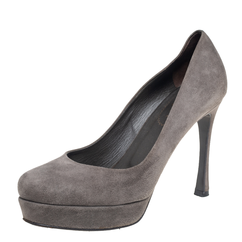 There are some shoes that stand the test of time and fashion cycles these timeless Saint Laurent pumps are the one. Crafted from patent leather in a grey shade they are designed with sleek cuts round toes and tall heels supported by platforms.