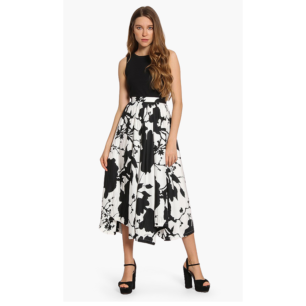 

Salvatore Ferragamo Black Pleated Skirt  (44